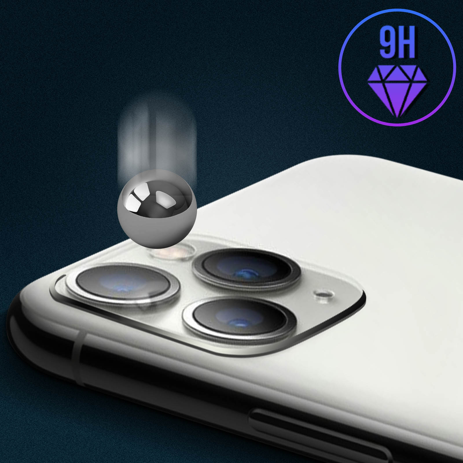 Una sfera d'argento cade sugli obiettivi della fotocamera di un telefono. Un logo con un diamante e 9H sullo sfondo.