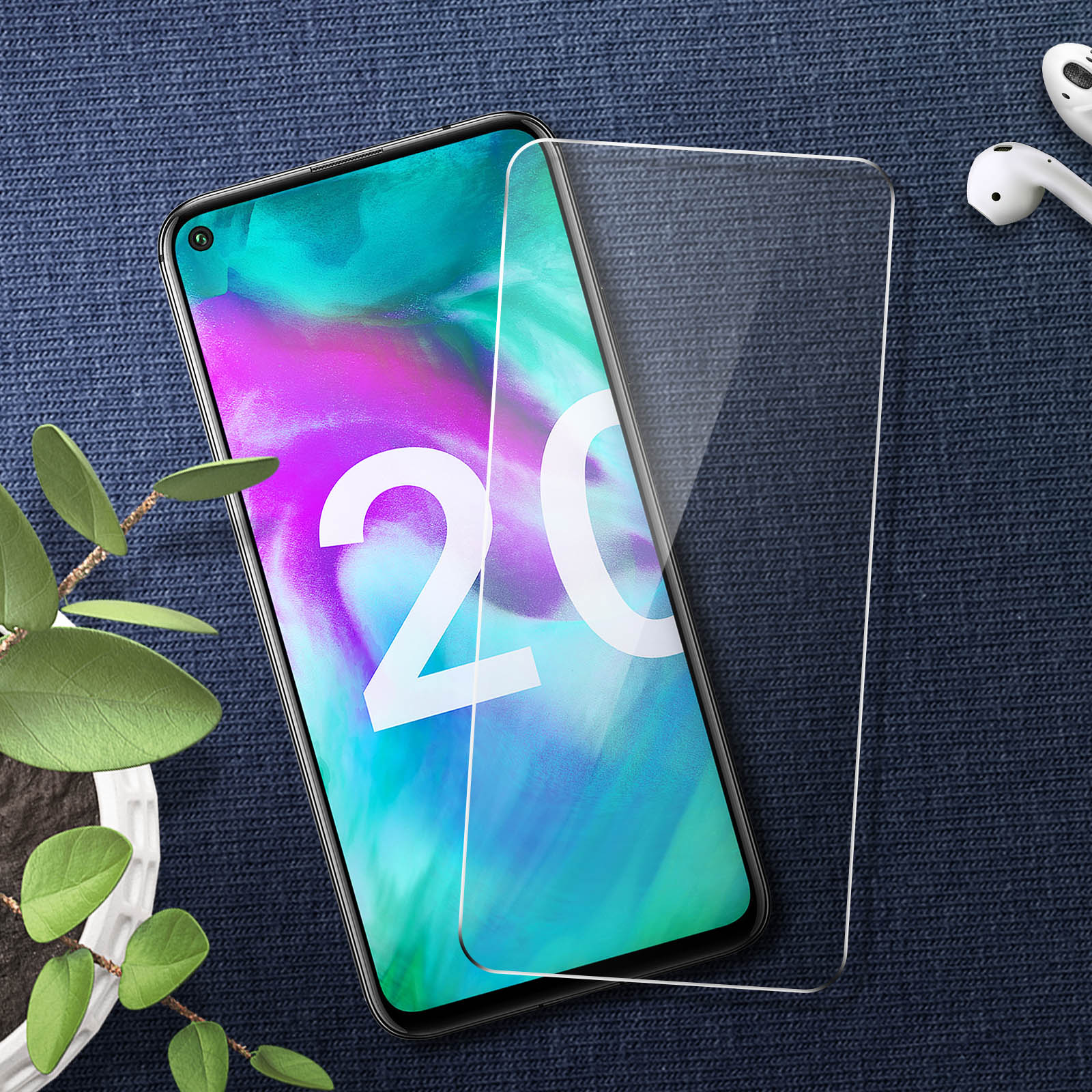 Un telefono con protezione schermo su una superficie blu. Lo schermo mostra il numero '20'.