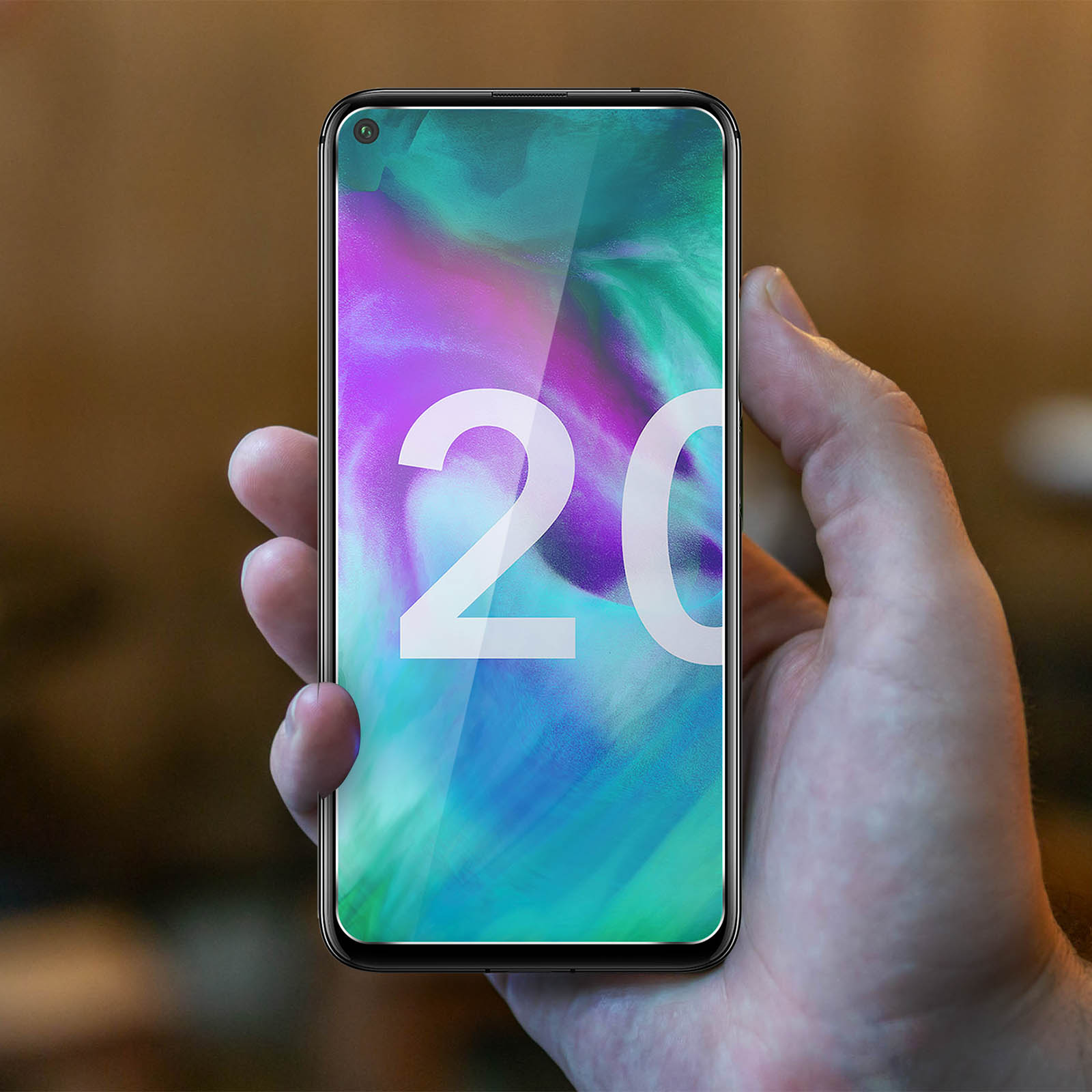 Una mano che tiene uno smartphone con il numero 20 visualizzato sullo schermo.