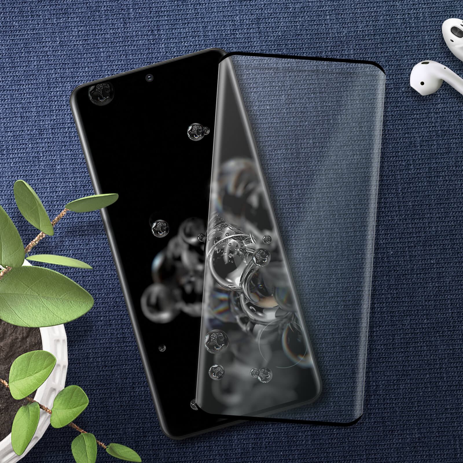 Telefono nero con protezione schermo. Gocce d'acqua sullo schermo. Sfondo denim blu.