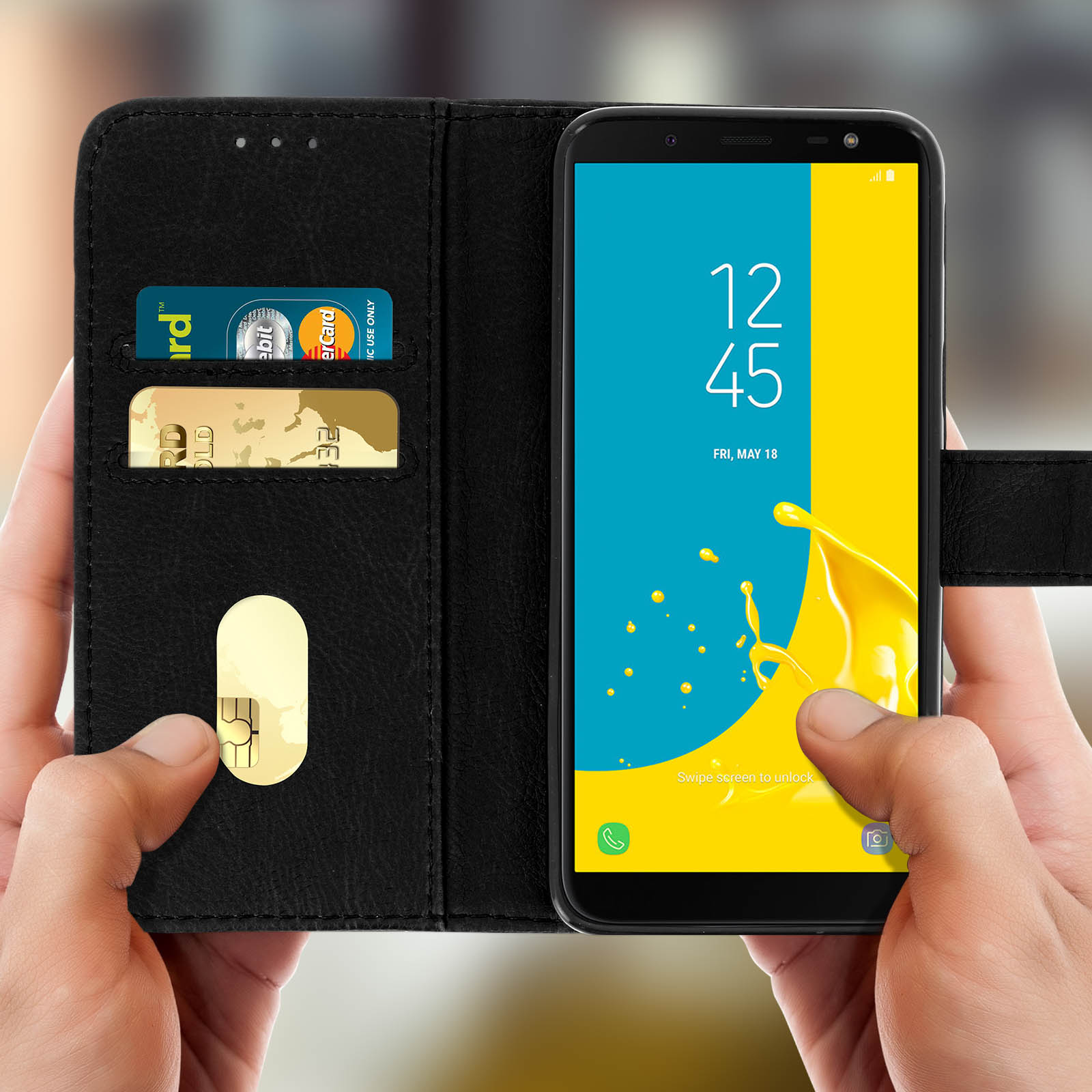 Un telefono in una custodia a portafoglio in pelle nera. Lo schermo mostra uno schizzo giallo.