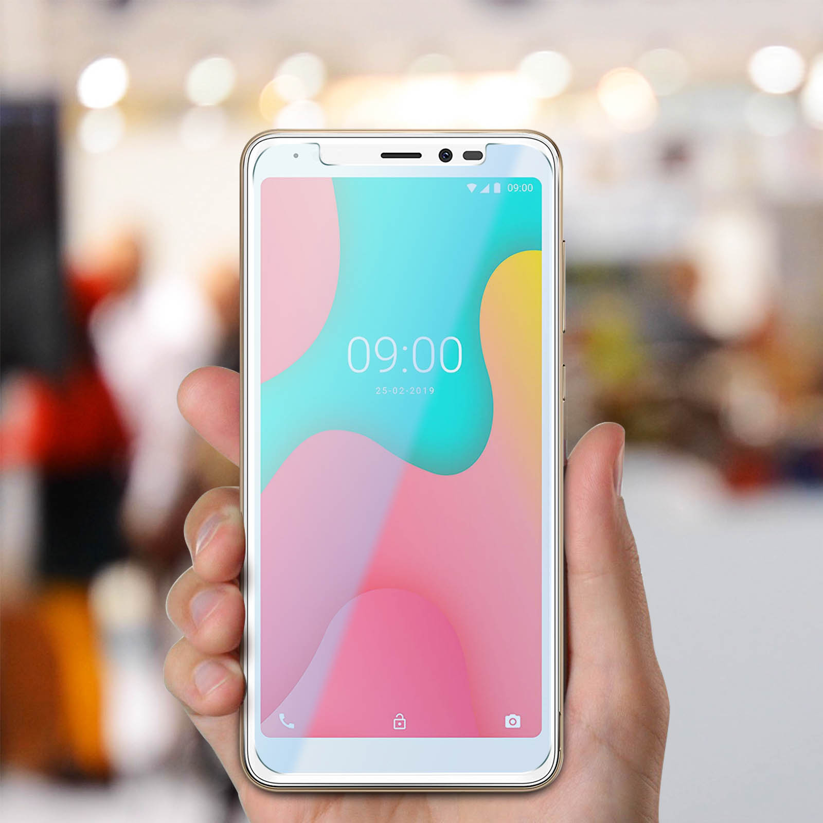 Una mano che tiene un telefono che mostra l'ora 09:00. Il telefono ha una protezione per lo schermo.