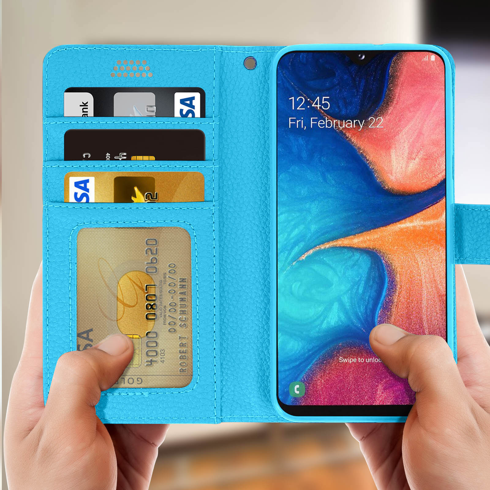 Coque de téléphone bleu clair, tenant un téléphone. Cartes de crédit dans la coque.