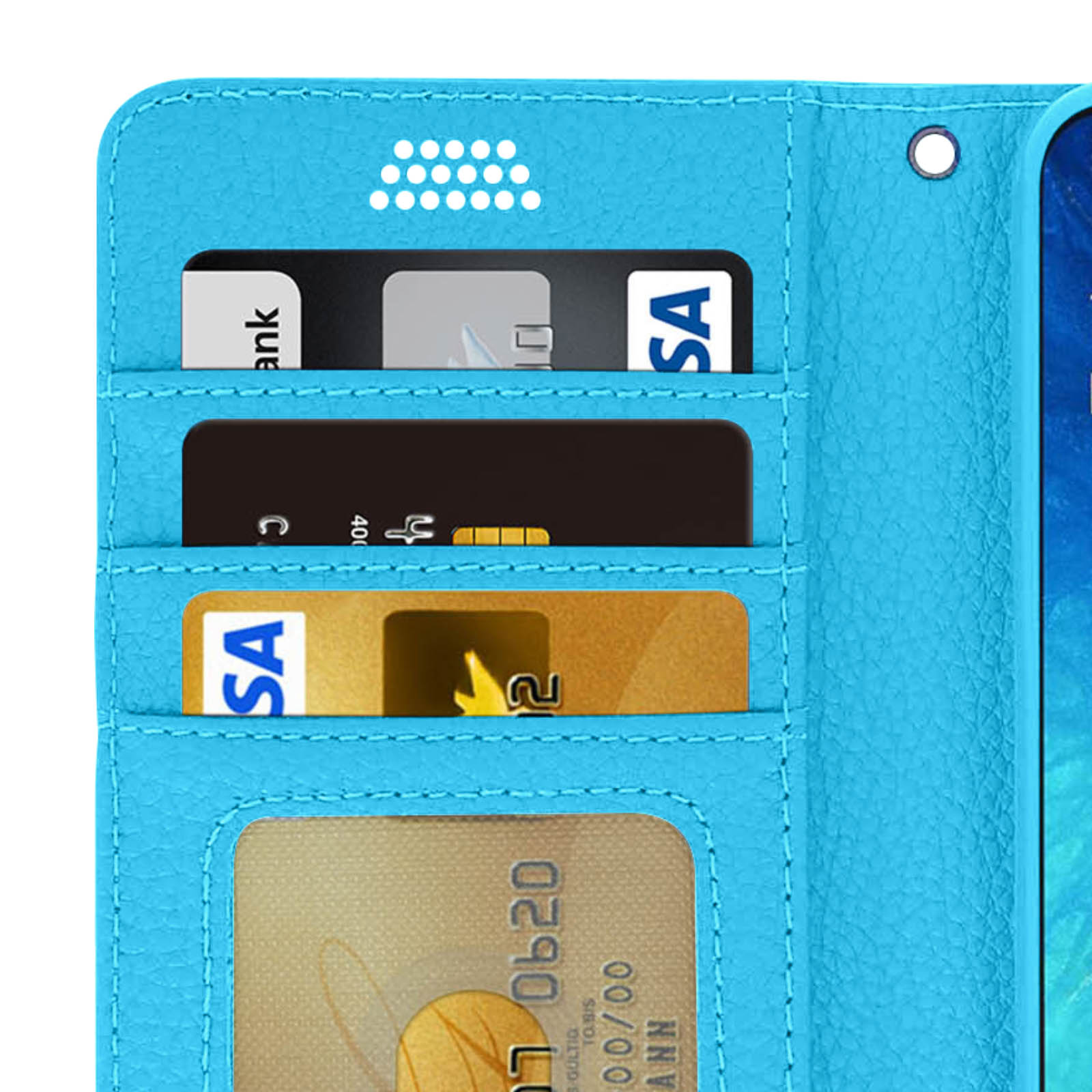 Gros plan sur un étui portefeuille bleu avec fentes pour cartes et une fenêtre. L'étui contient des cartes et de l'argent.