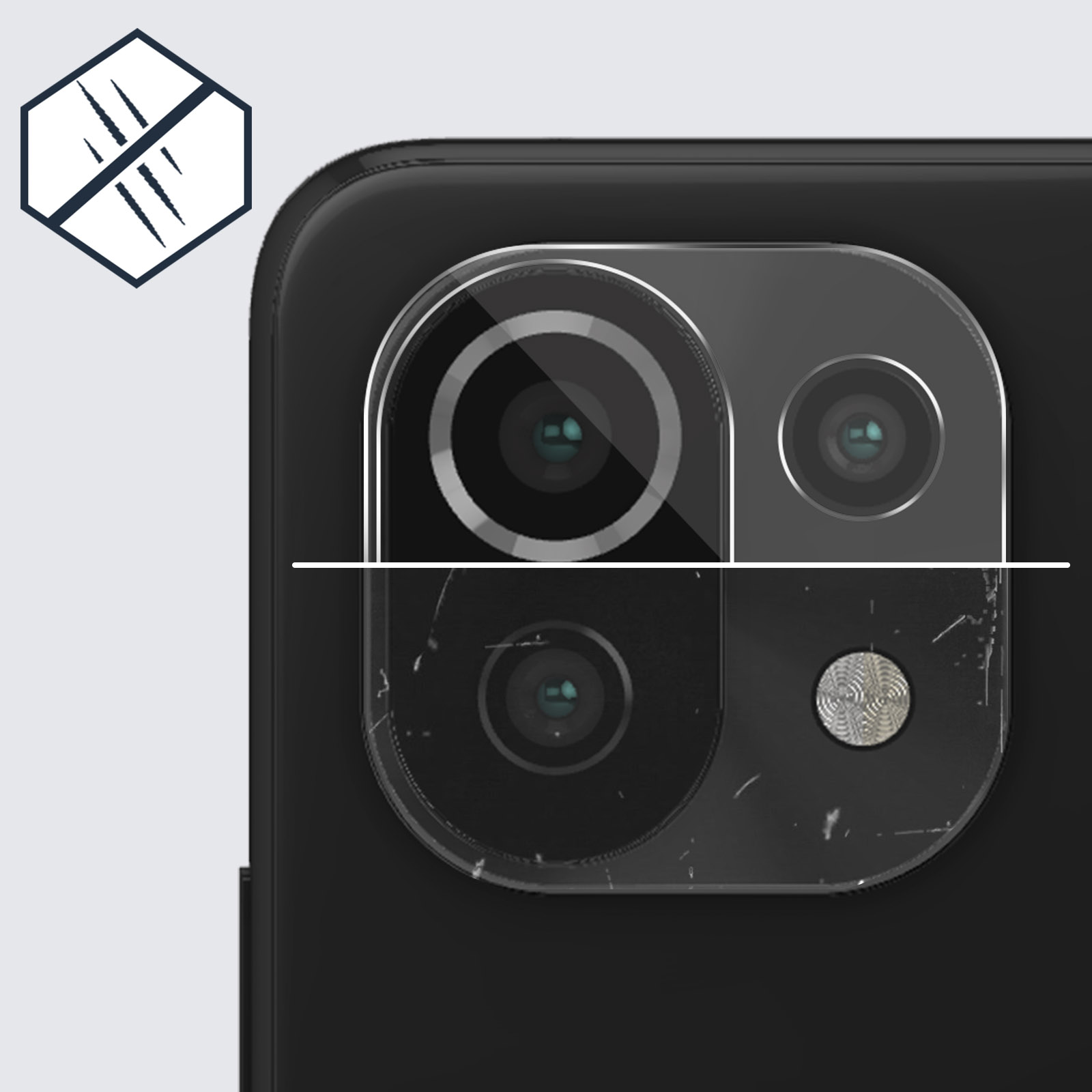 Primo piano del modulo fotocamera di un telefono con protezione schermo. Un'icona di graffio è visibile.