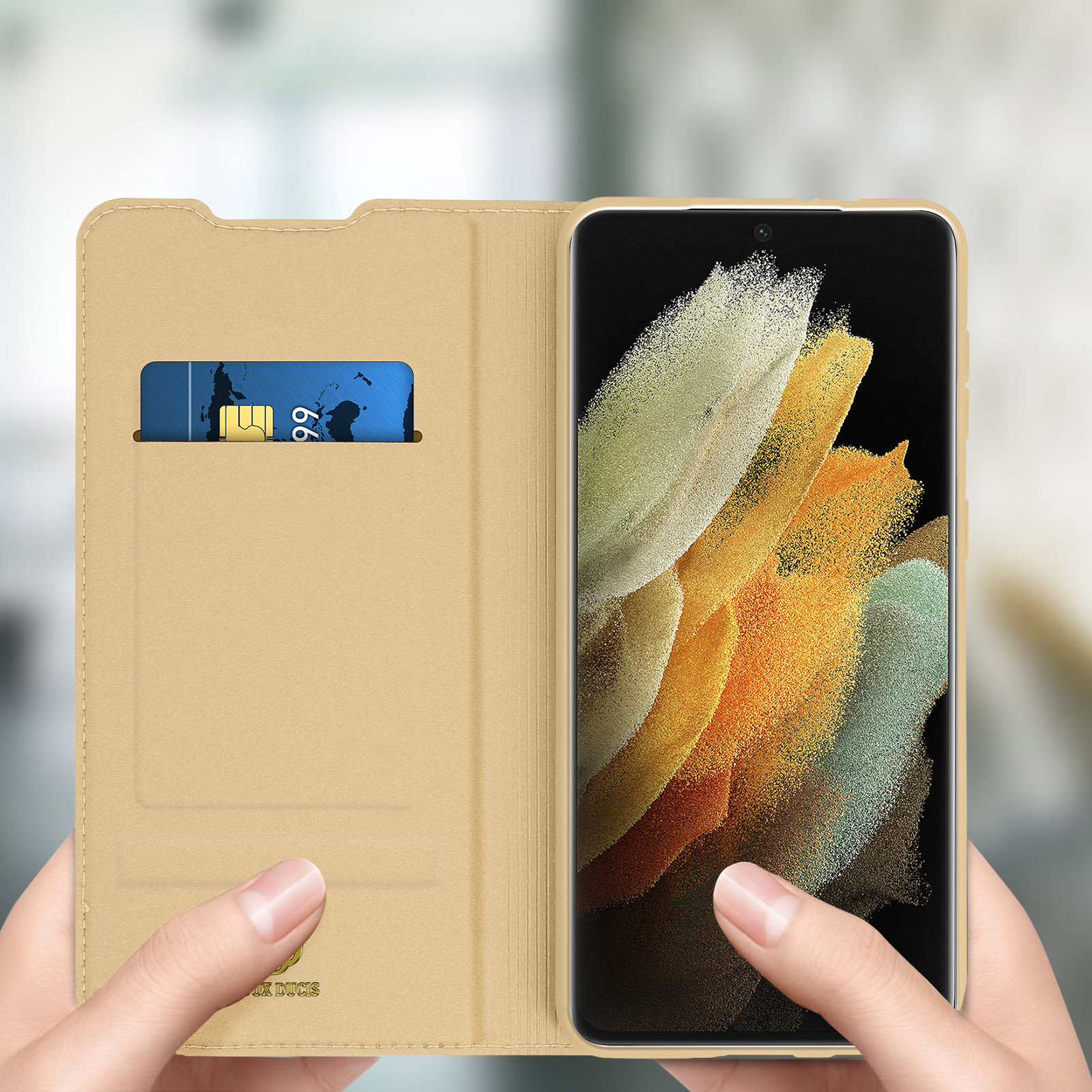 Custodia beige per telefono, aperta, con carta nella fessura. C'è un telefono.