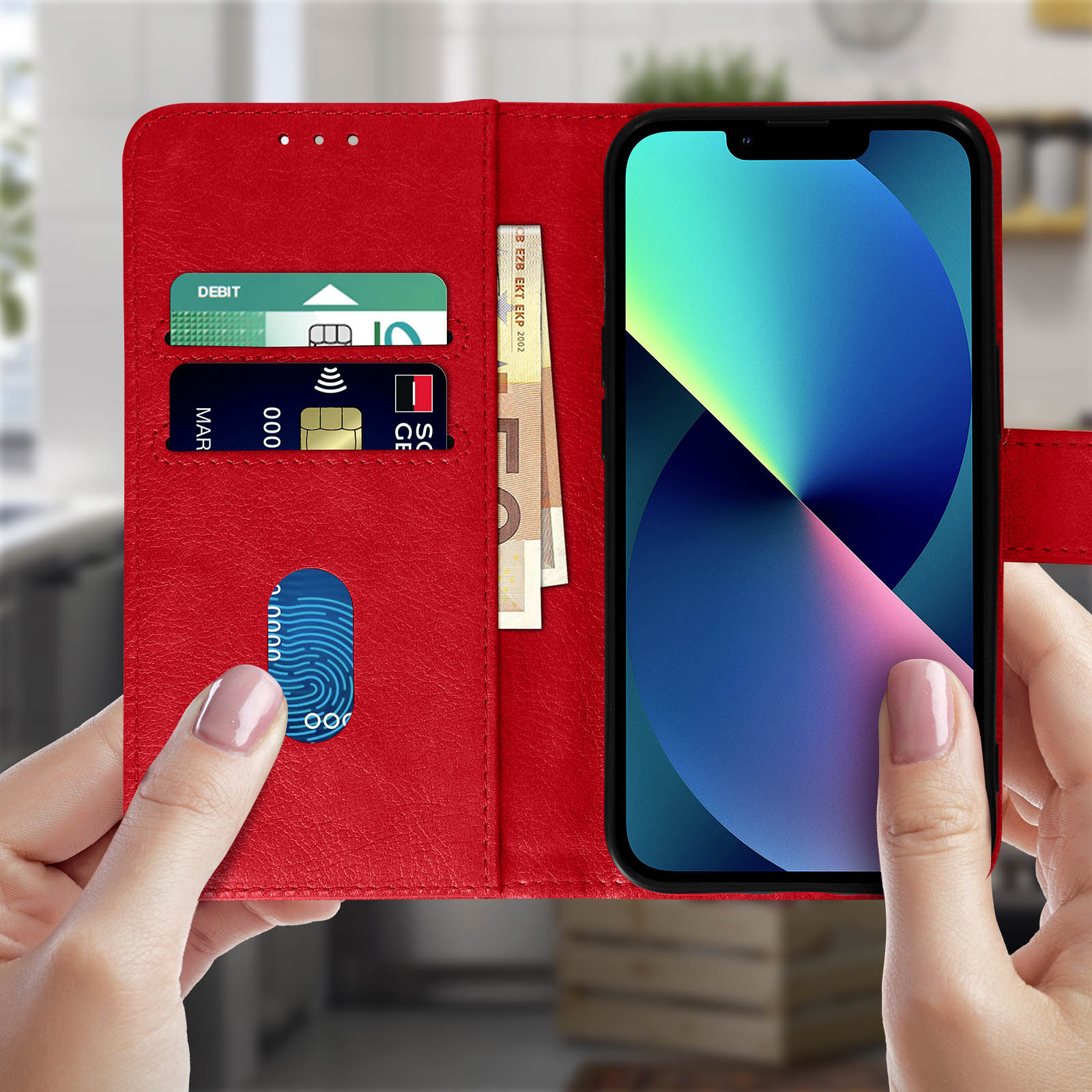 Rode telefoonhoes geopend om kaarten en een telefoon te tonen. De telefoon toont een app-interface.