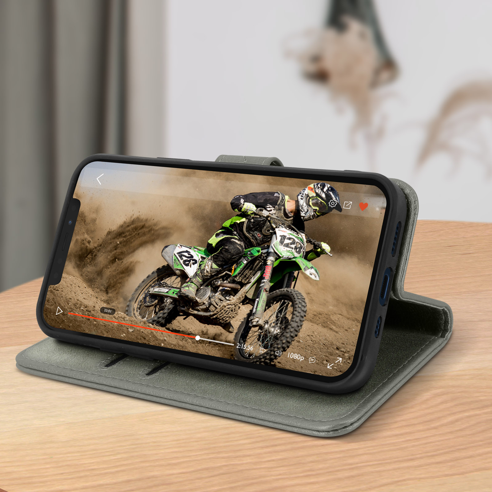 Uno smartphone su una custodia grigia che mostra un video di una gara di motocross.