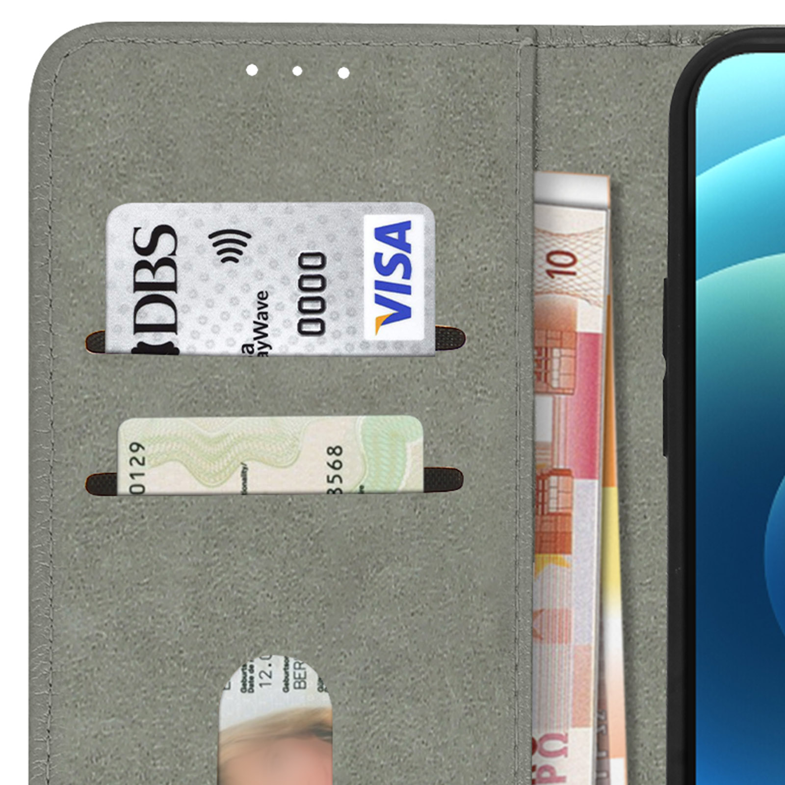 Una custodia per telefono con carte e contanti. Sono visibili una carta VISA e una carta DBS.
