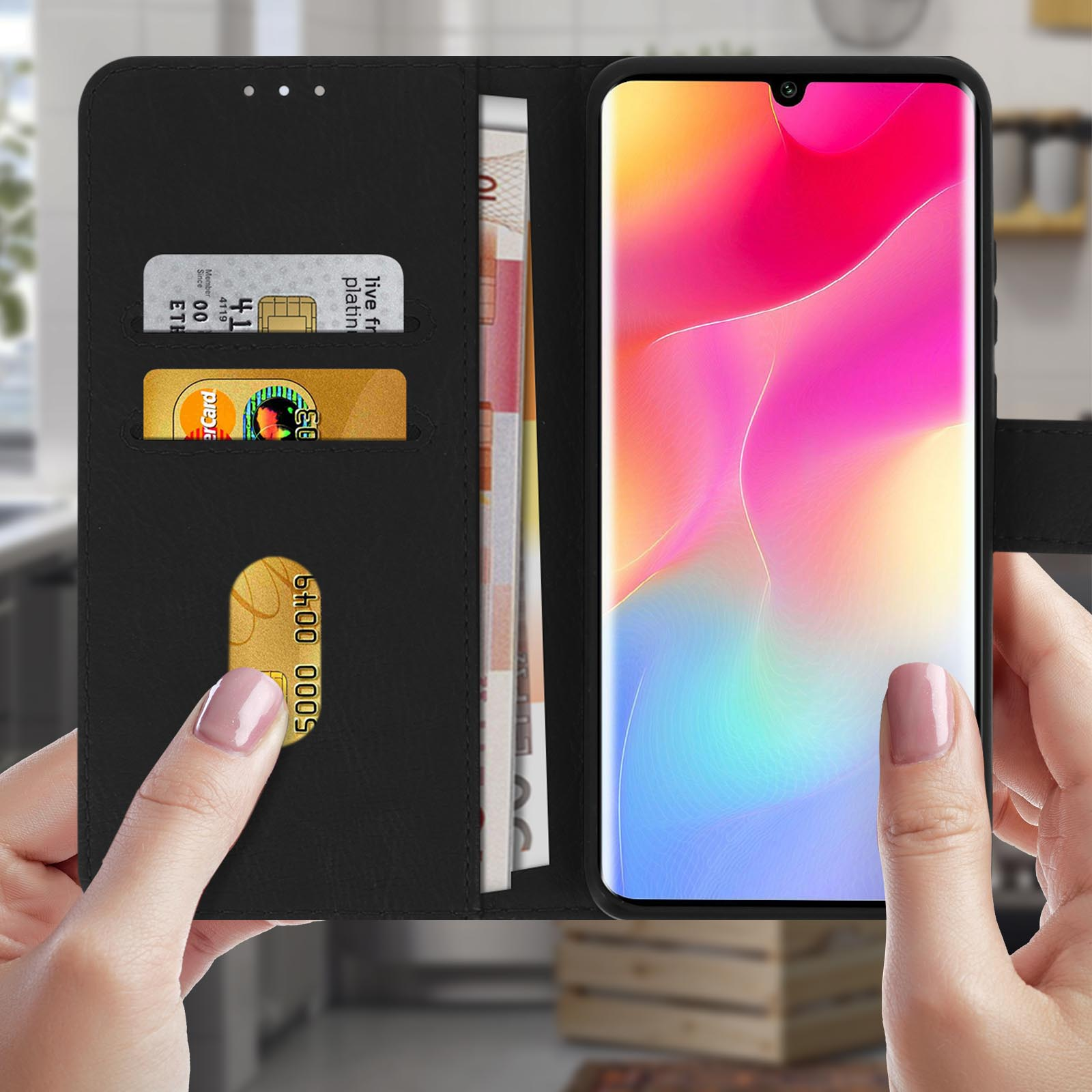 Téléphone dans un étui portefeuille marron, montrant un écran avec des icônes d'applications et de l'argent à l'intérieur.
