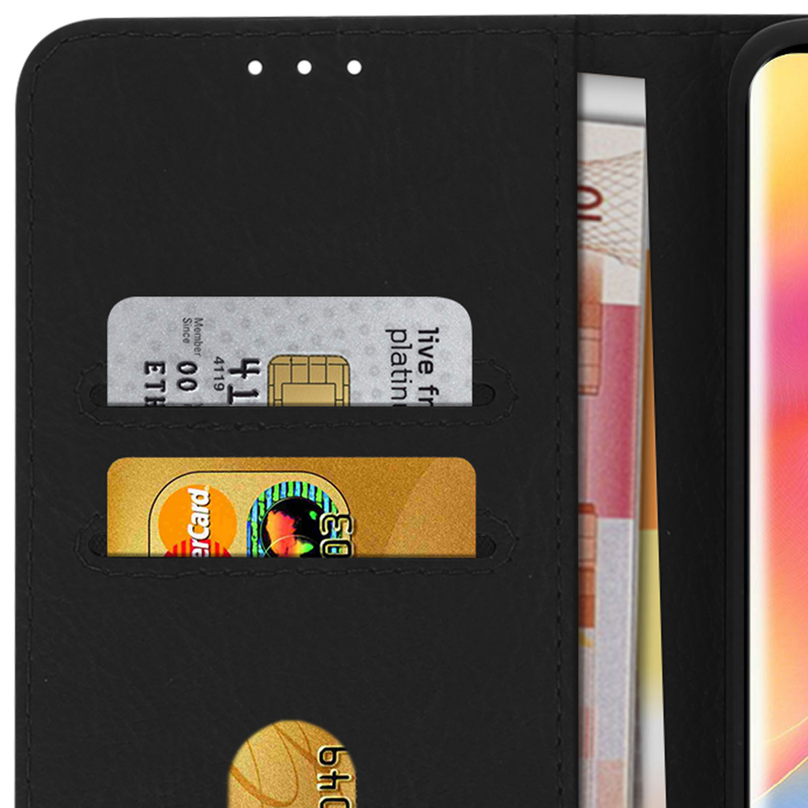 Gros plan d'un étui de téléphone noir avec des cartes et de l'argent liquide dans les fentes. L'arrière-plan est flou.