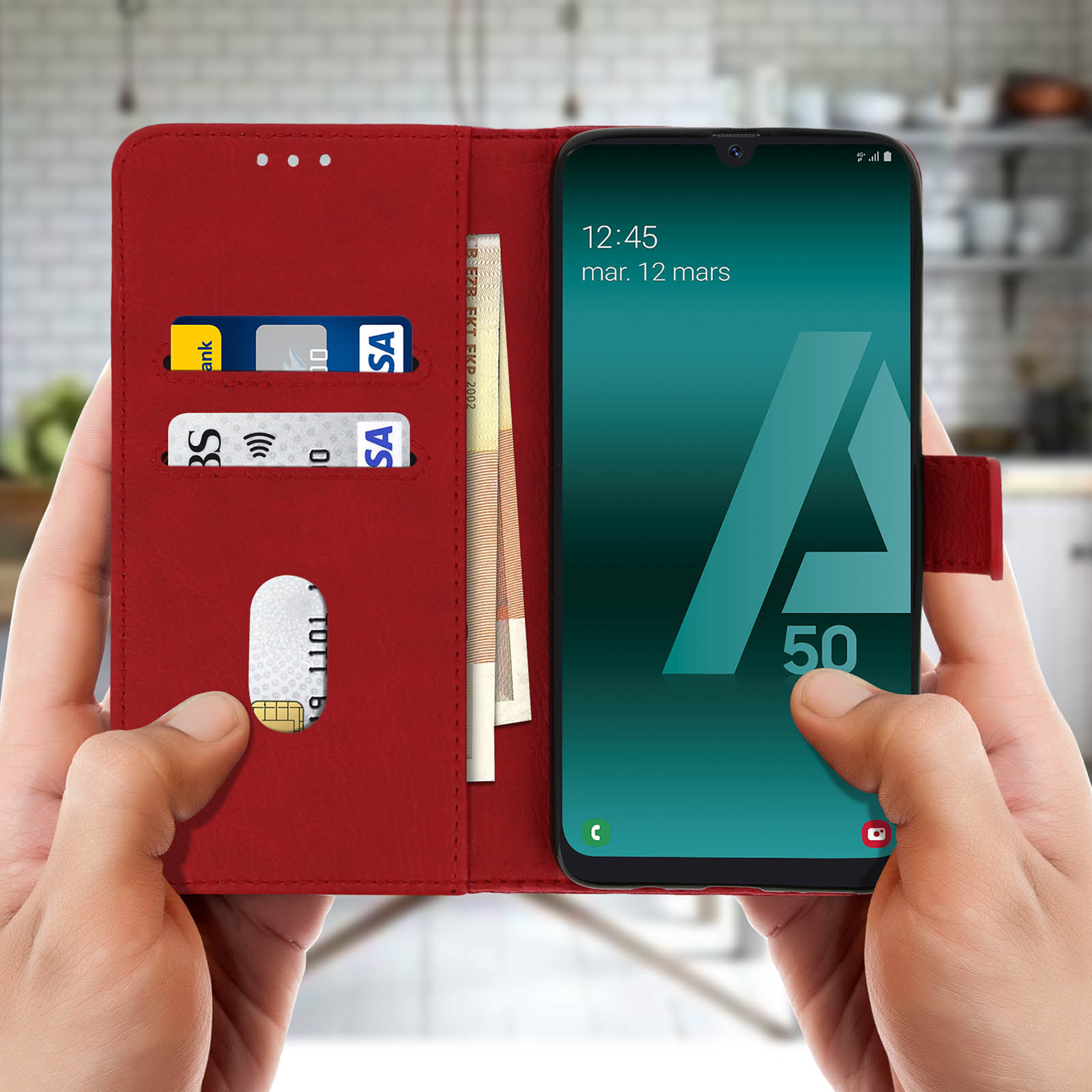 Un portafoglio rosso per telefono è aperto, rivelando un telefono e delle carte.