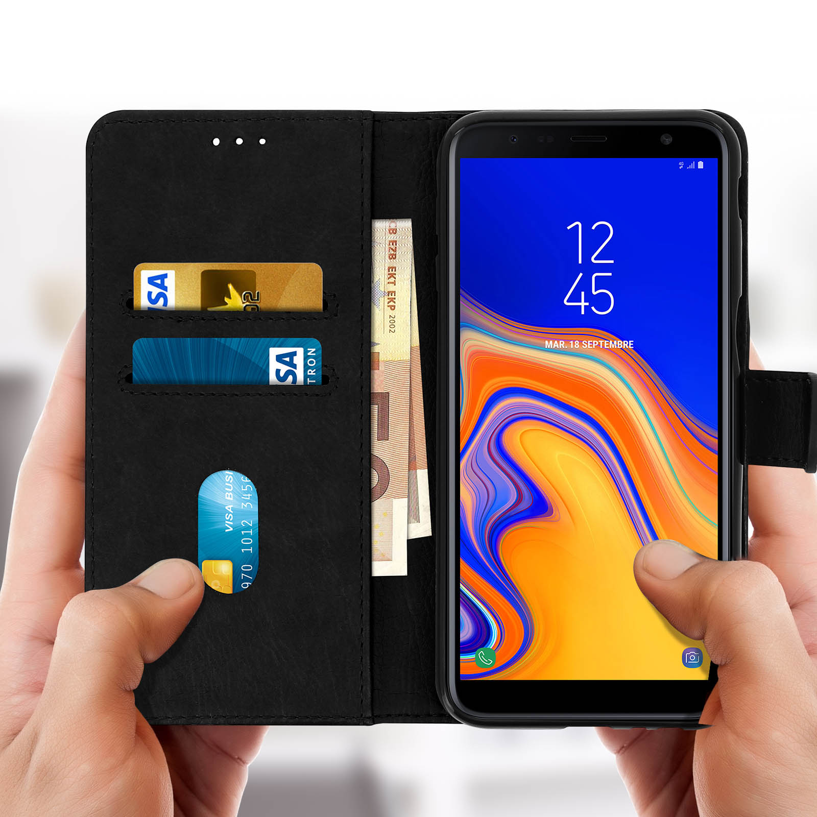 Mani che tengono un telefono in una custodia a portafoglio nera. La custodia è aperta, mostrando fessure per carte e contanti.