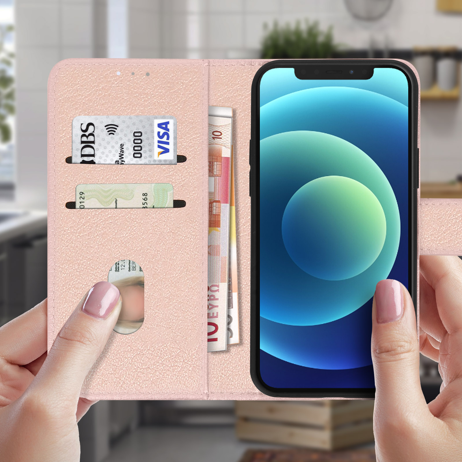 Una persona tiene aperta una custodia rosa per telefono, rivelando carte di credito e un telefono.