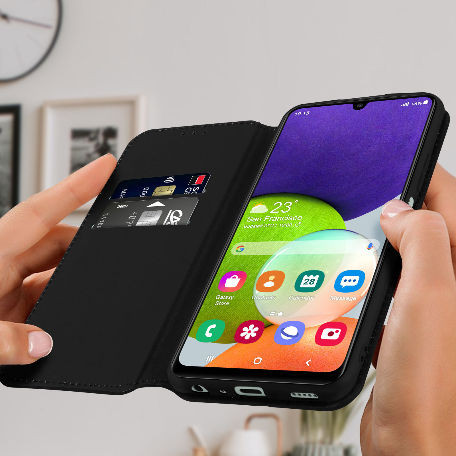 Étui de téléphone noir avec cartes et téléphone affichant l'écran d'accueil avec météo.