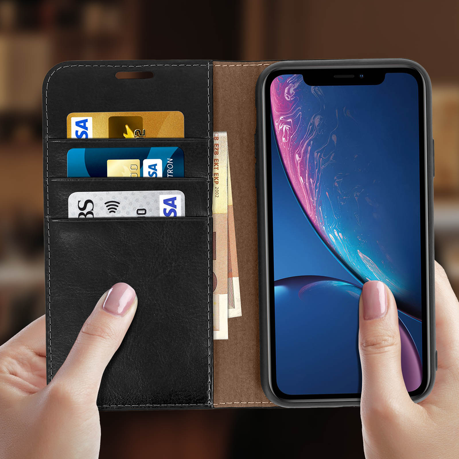 Una custodia per telefono con carte e denaro all'interno. Una mano tiene aperta la custodia con un telefono.