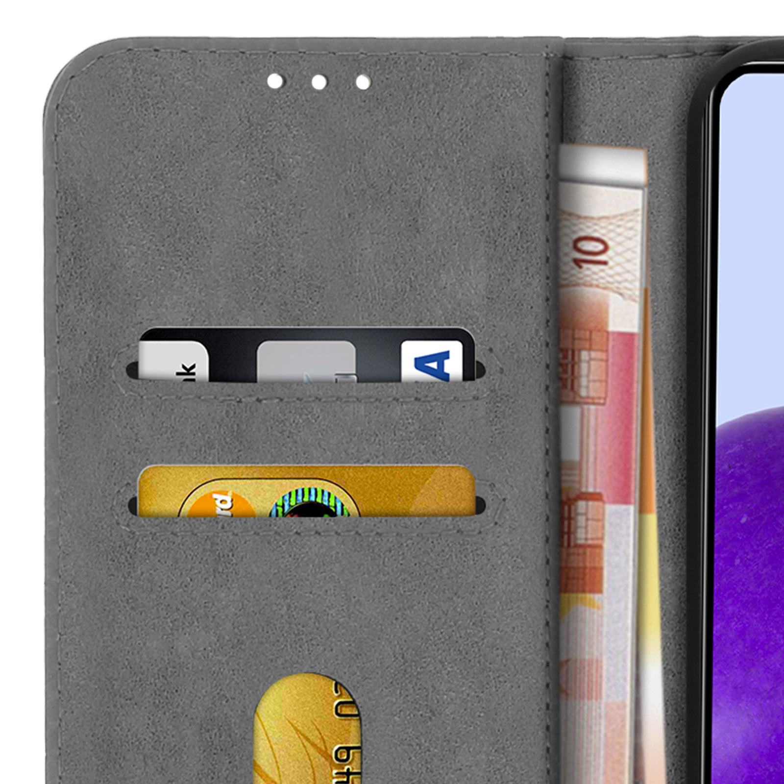 Nahaufnahme einer offenen grauen Handyhülle mit Karten und Geld in den Schlitzen. Das Telefon ist nicht sichtbar.
