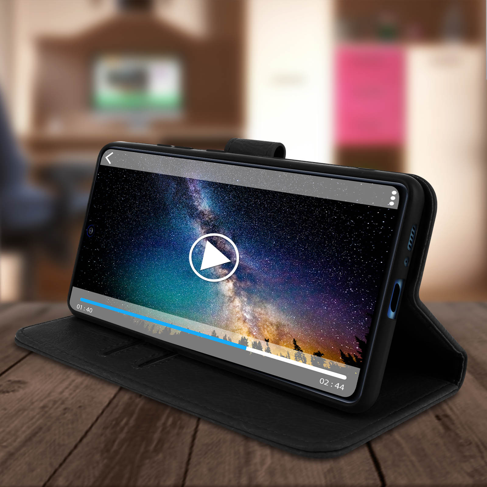 Telefono su un supporto, riproduce un video con un pulsante di riproduzione.