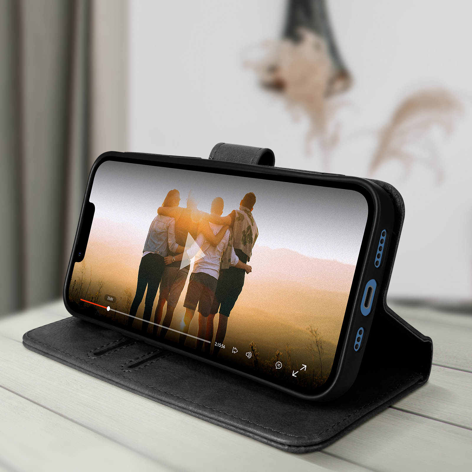 Étui de téléphone noir avec écran montrant une vidéo de personnes.