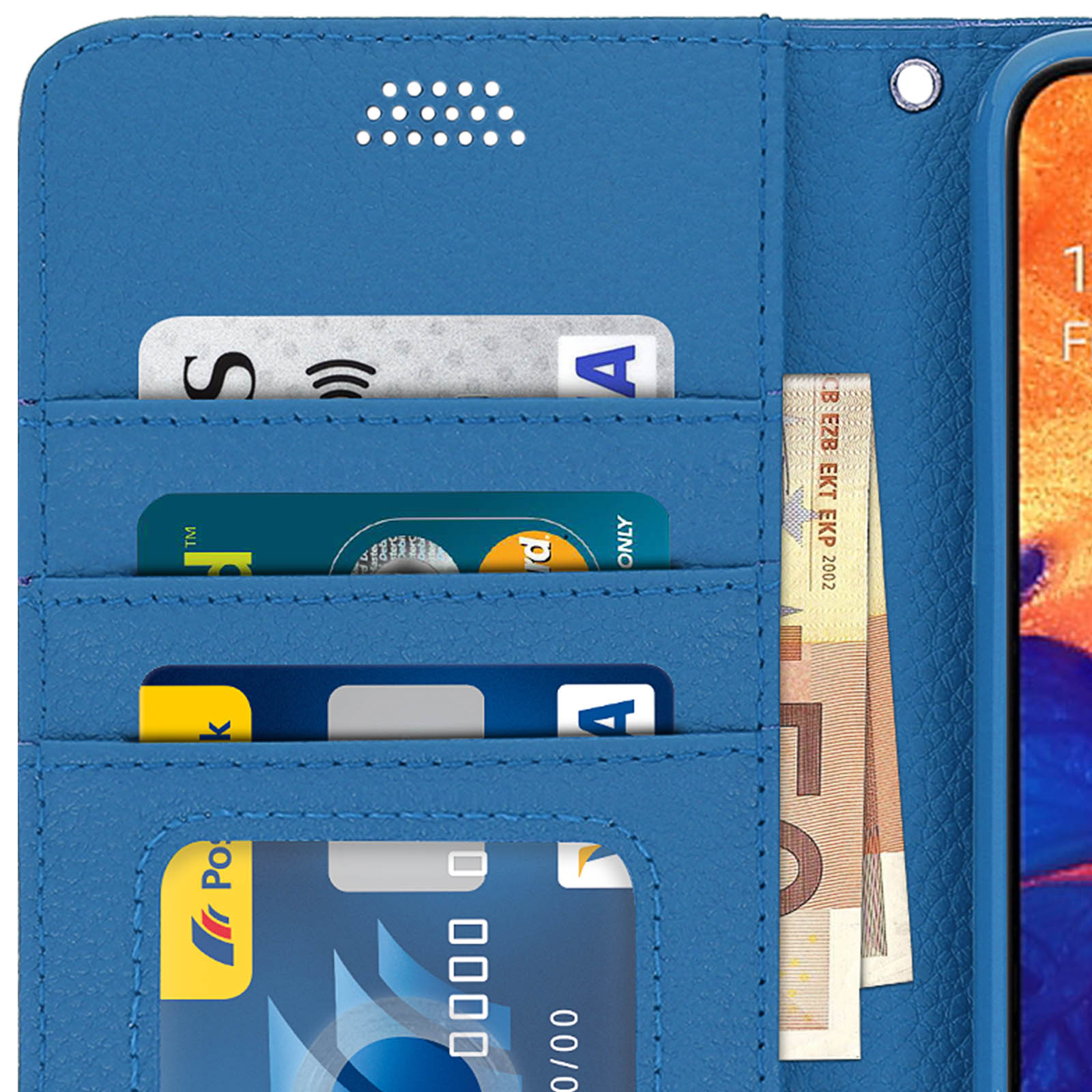 Close-up van een blauwe telefoonhoes met kaarten in sleuven. Creditcards en geld zijn zichtbaar.