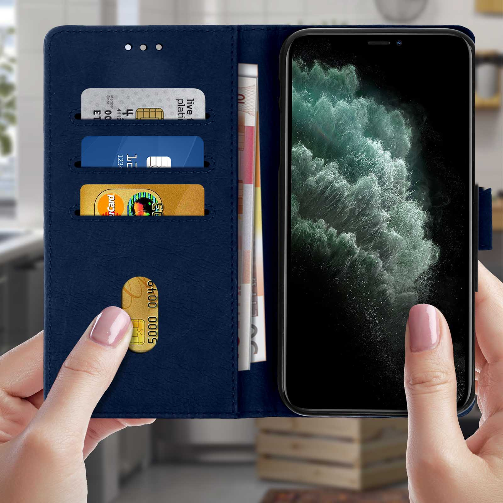 Un téléphone dans un étui portefeuille bleu avec cartes et argent visibles. Des mains tiennent l'étui.