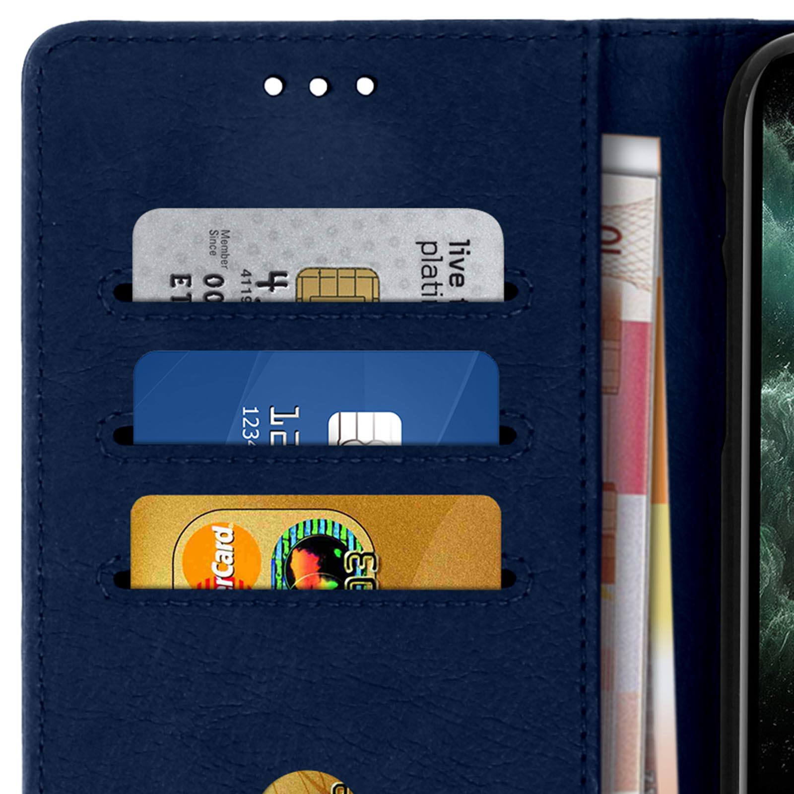 Étui de téléphone bleu avec emplacements pour cartes de crédit. Une est dorée, une bleue, une blanche.