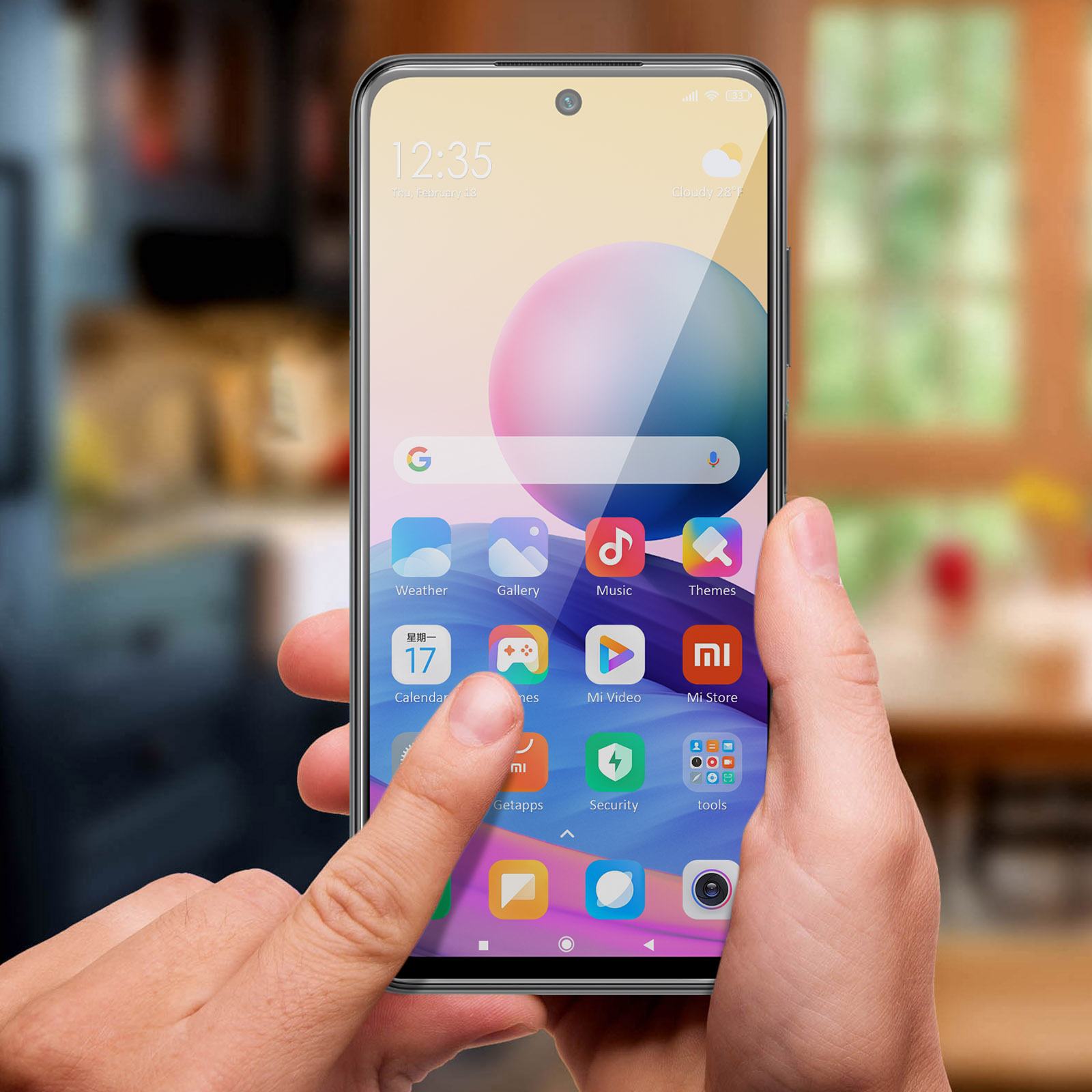 Schermo del telefono con icone. Mani tengono il telefono. Lo sfondo è sfocato.