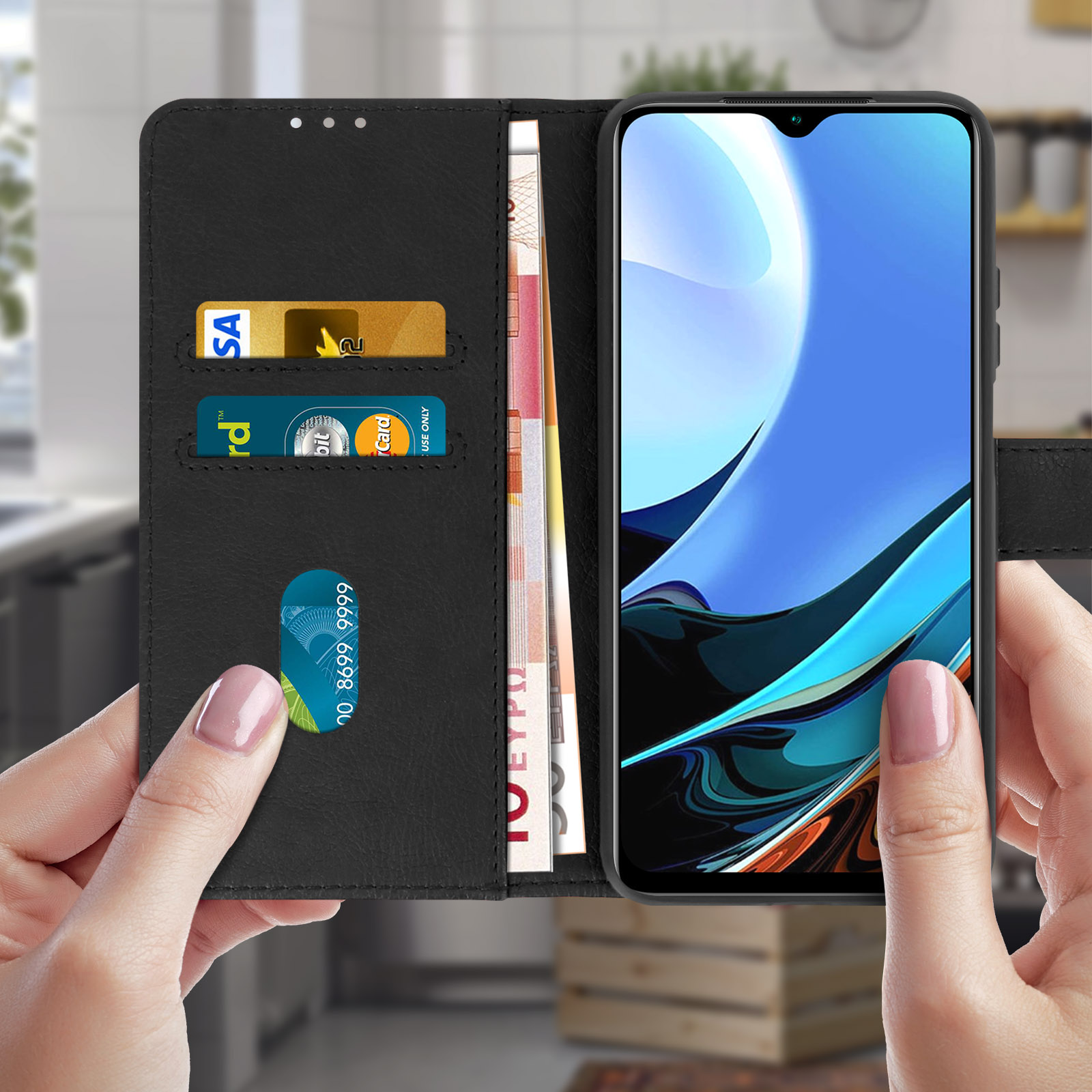 Une personne tenant un étui de téléphone noir avec des cartes et de l'argent à l'intérieur, et un téléphone bleu affichant une image.