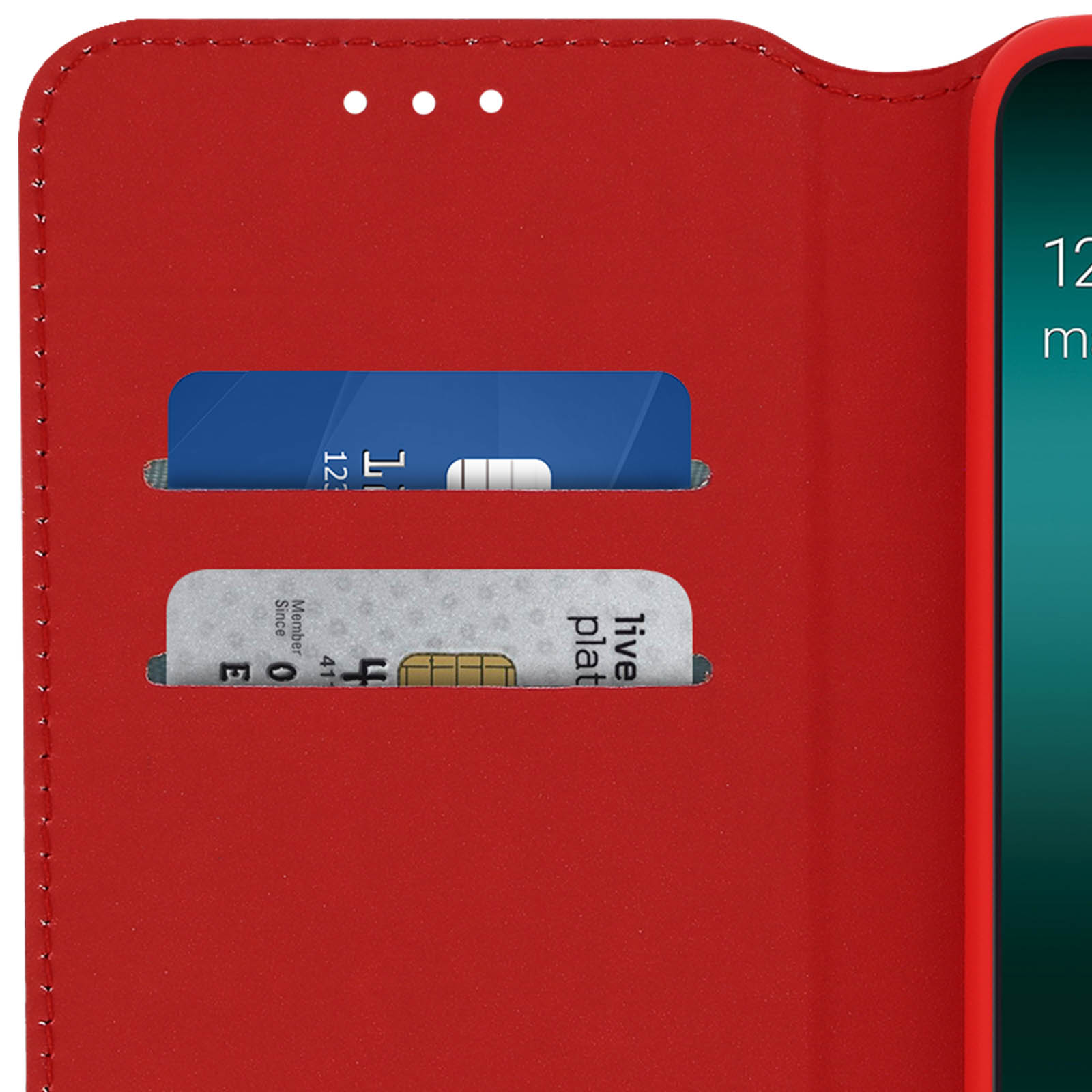Custodia rossa aperta, rivela fessure per carte con una carta di credito blu e una bianca.