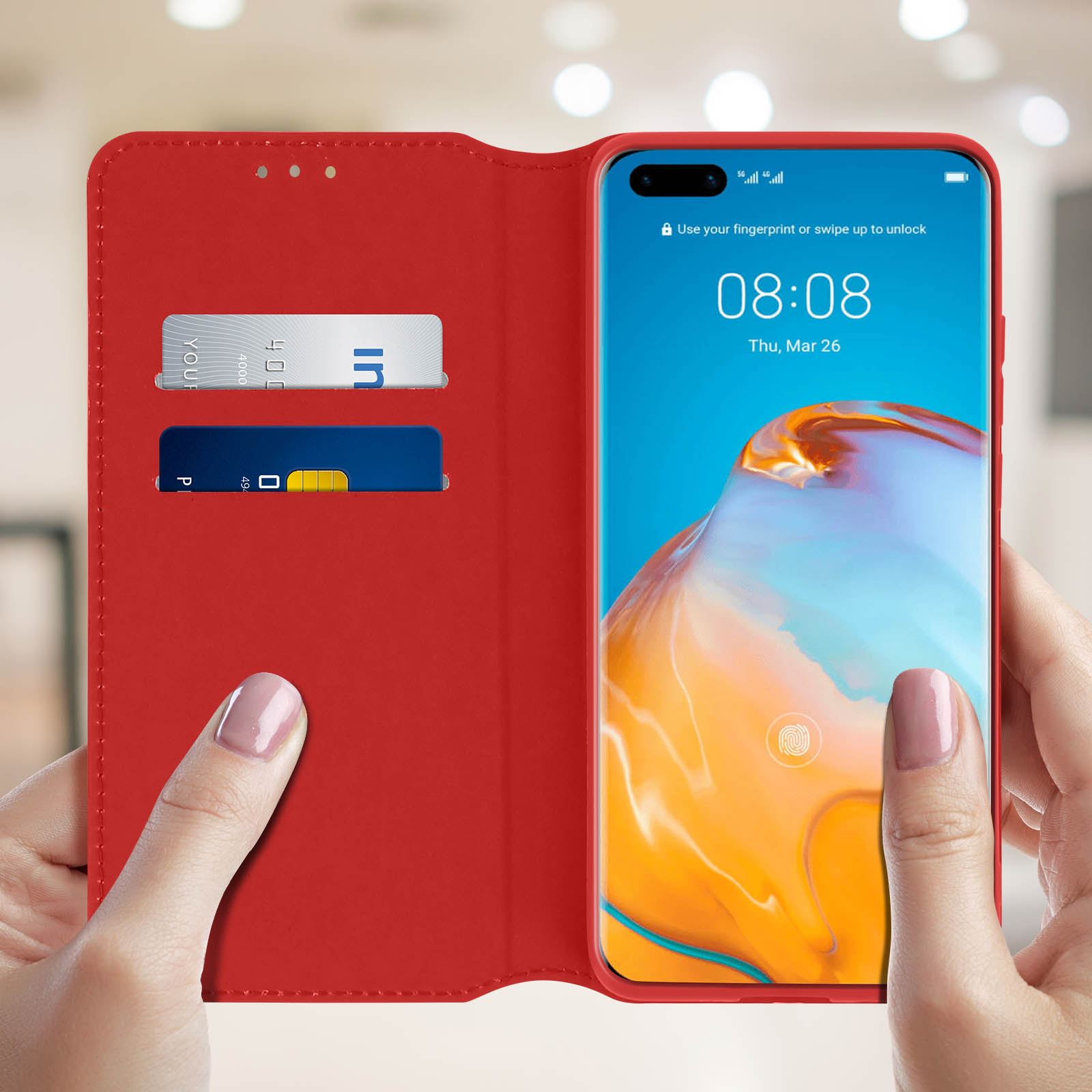 Custodia rossa per telefono con telefono che mostra l'ora. Ci sono carte di credito nella custodia.