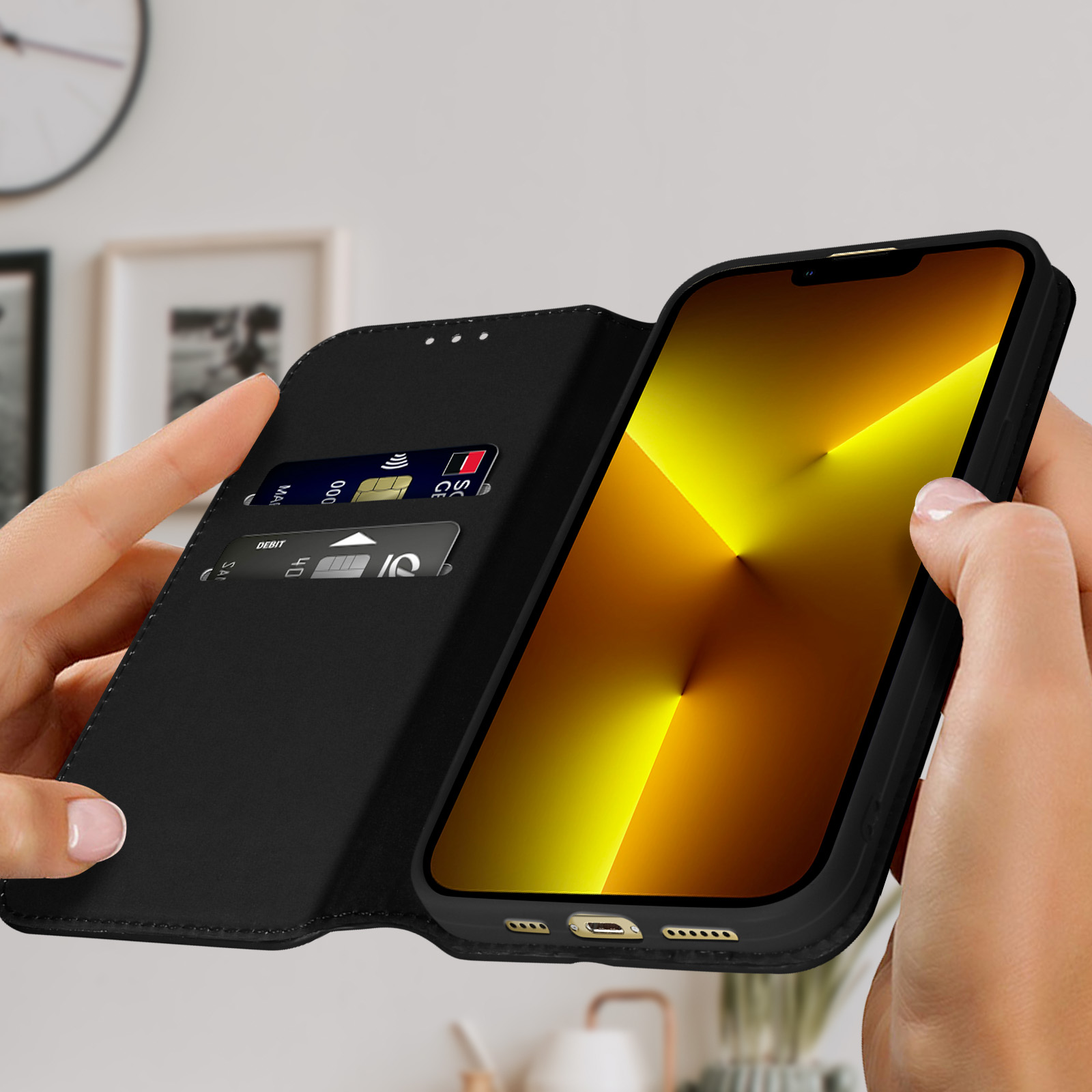 Mains tenant un étui de téléphone noir avec un téléphone affichant un fond jaune. À l'intérieur, des cartes sont visibles.