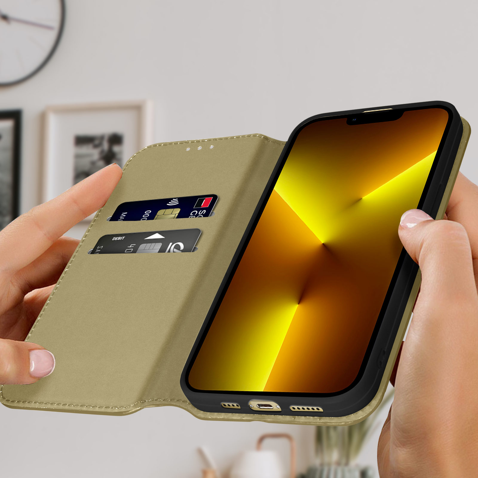 Mains ouvrent un étui de téléphone, montrant des cartes et le téléphone. Le téléphone affiche un dégradé jaune.