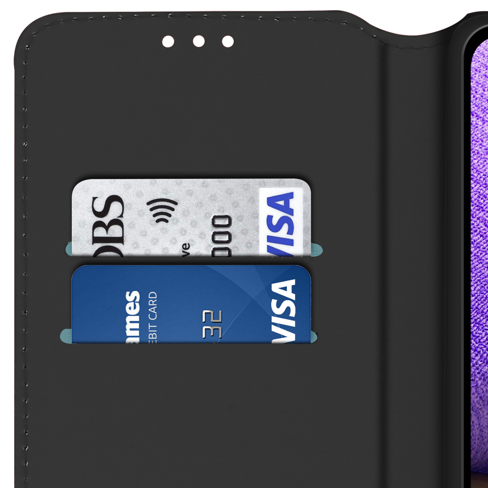 Intérieur d'étui de téléphone noir avec fentes pour cartes de crédit. Deux cartes de crédit sont visibles.