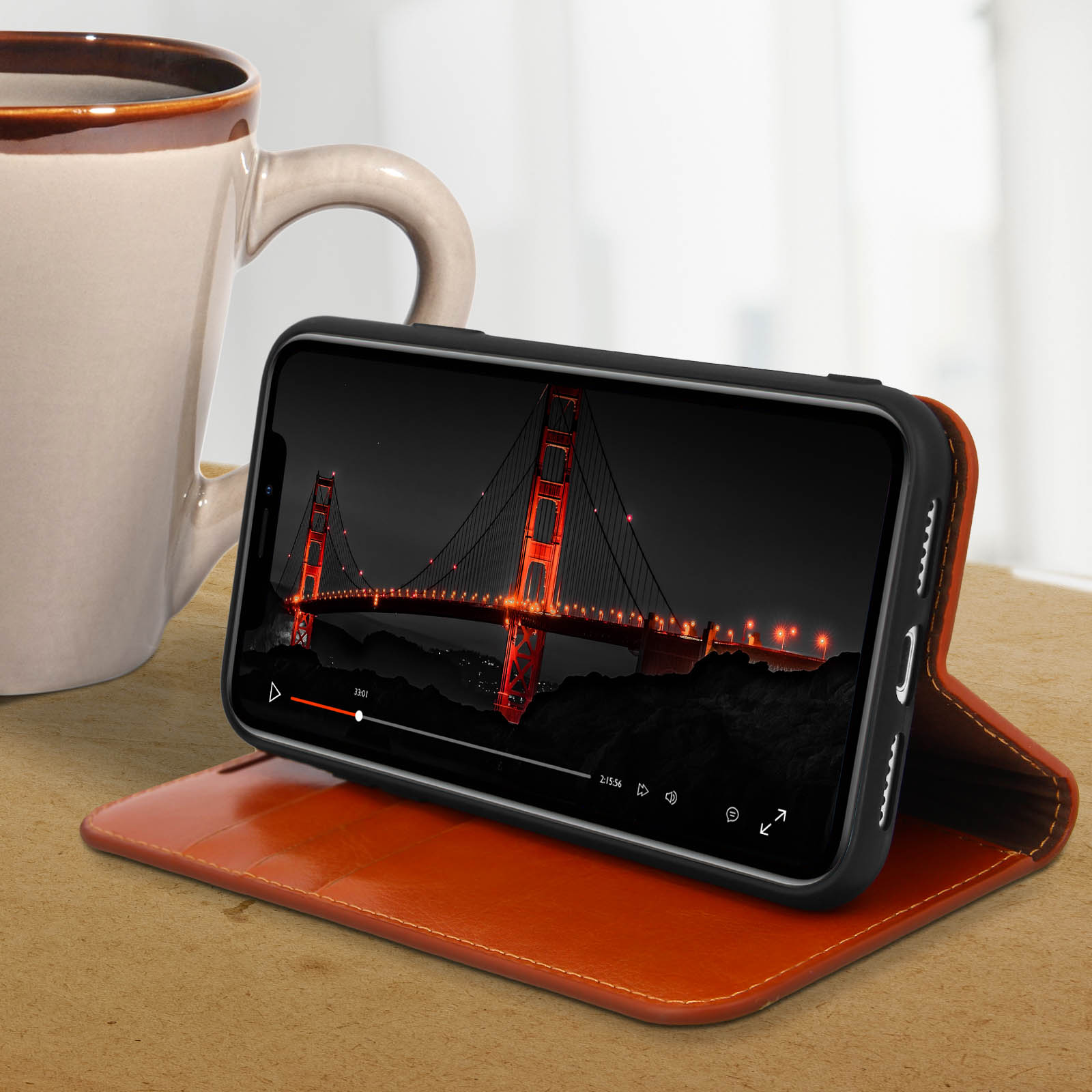 Telefono in una custodia di pelle marrone, che mostra un video del Golden Gate Bridge.