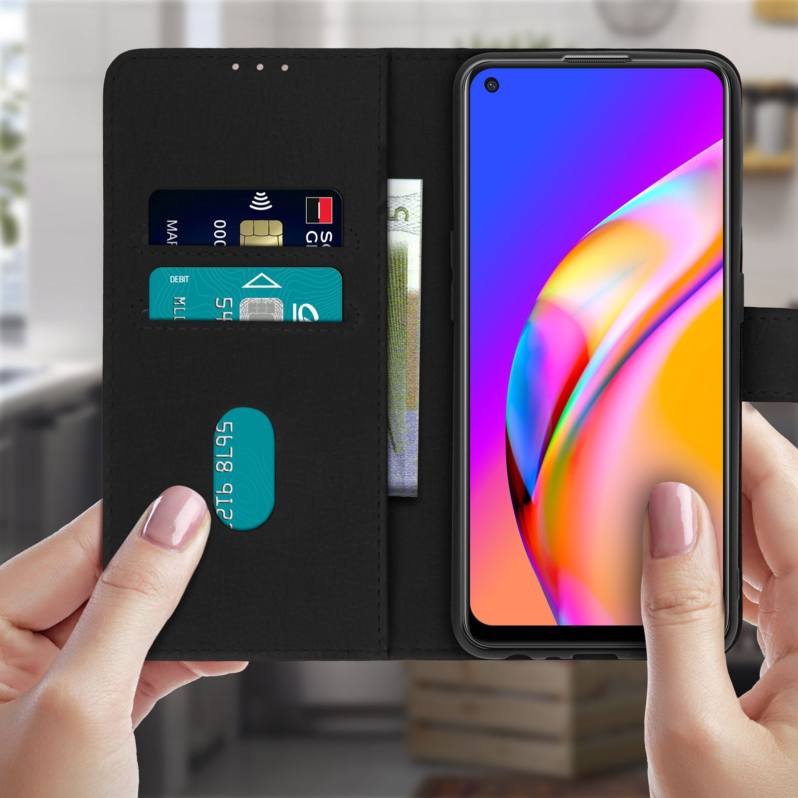 Un téléphone dans un étui noir avec des cartes et de l'argent. Des mains tiennent le téléphone.