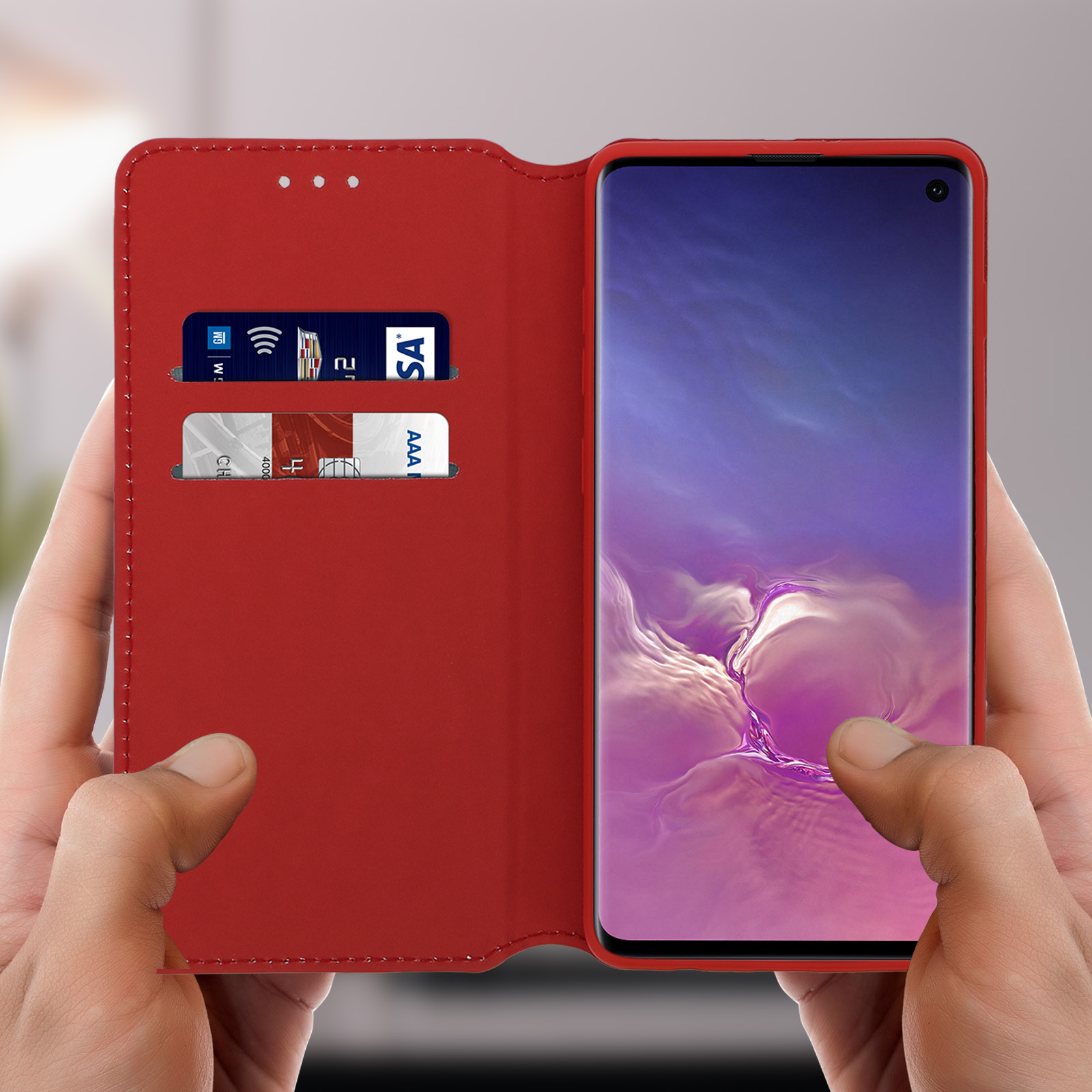 Custodia rossa aperta con telefono dentro. Carte negli slot. Mani che tengono il telefono.