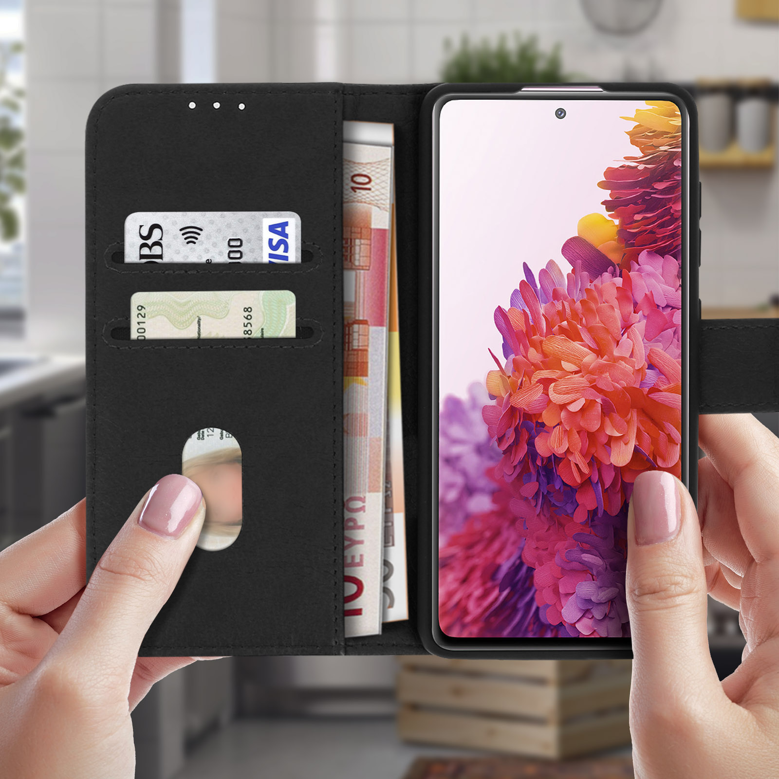 Téléphone dans un étui portefeuille noir, affichant un écran floral, avec des cartes et de l'argent à l'intérieur.