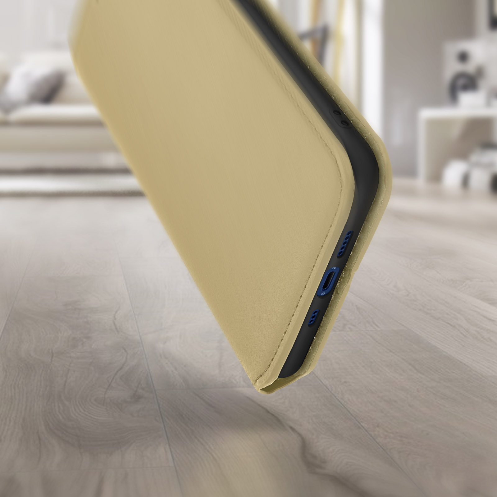 Telefoonhoes. Beige kleur. De hoes is open, oplaadpoort zichtbaar. Houten vloer.