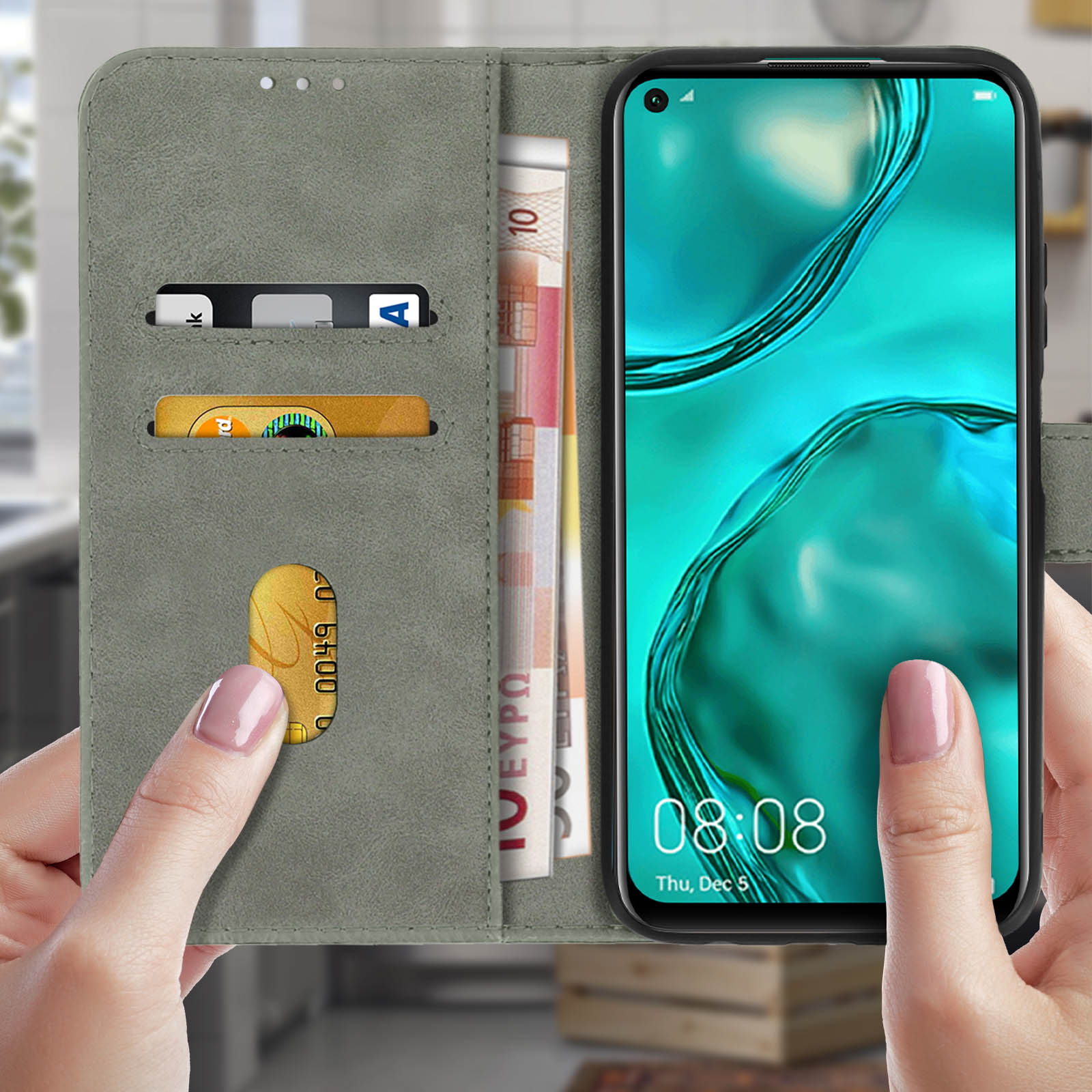 Een telefoon in een grijze portemonnee, met geld, kaarten en het telefoonscherm zichtbaar.