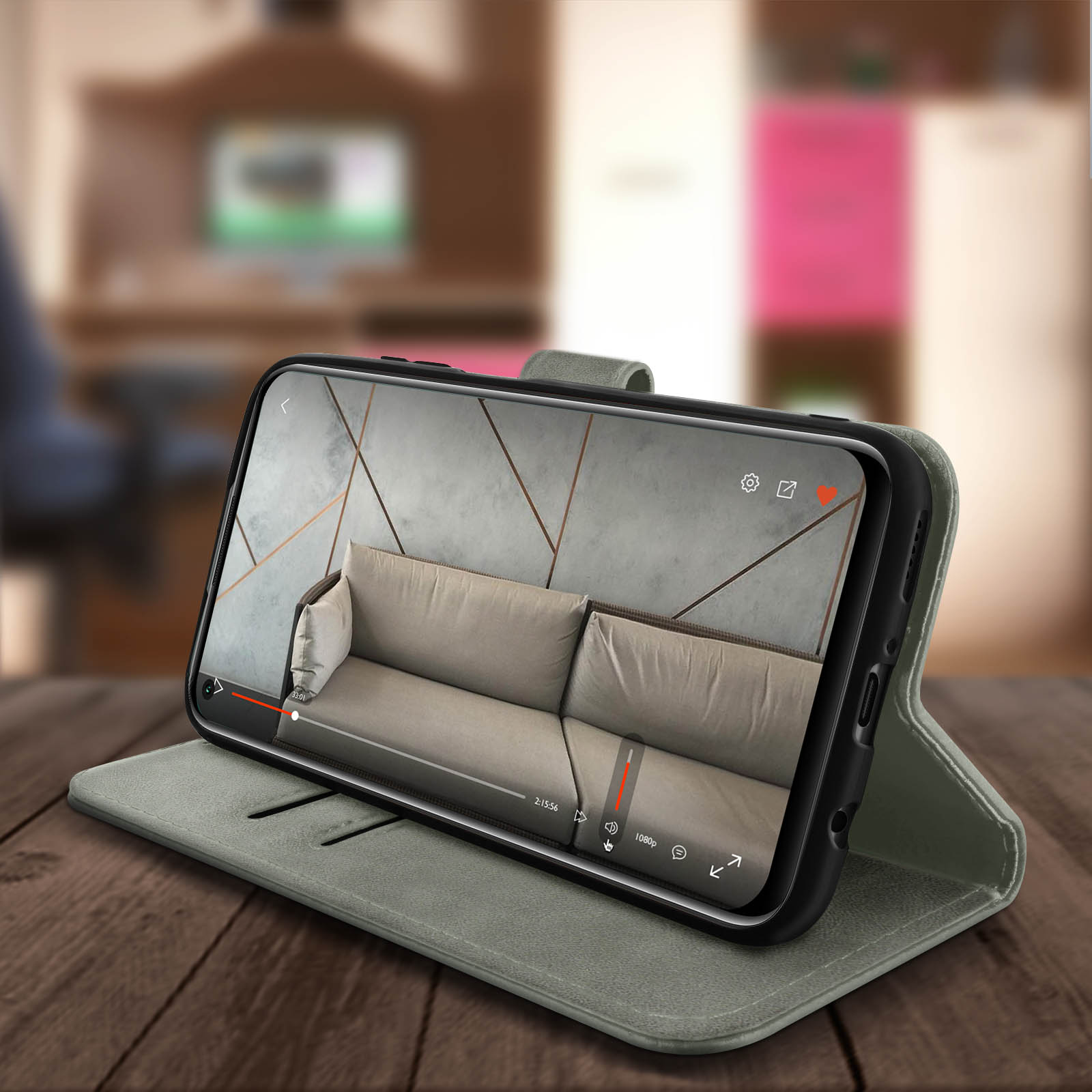 Een telefoon in een hoesje, met een video op het scherm. De hoes ligt op een houten tafel.
