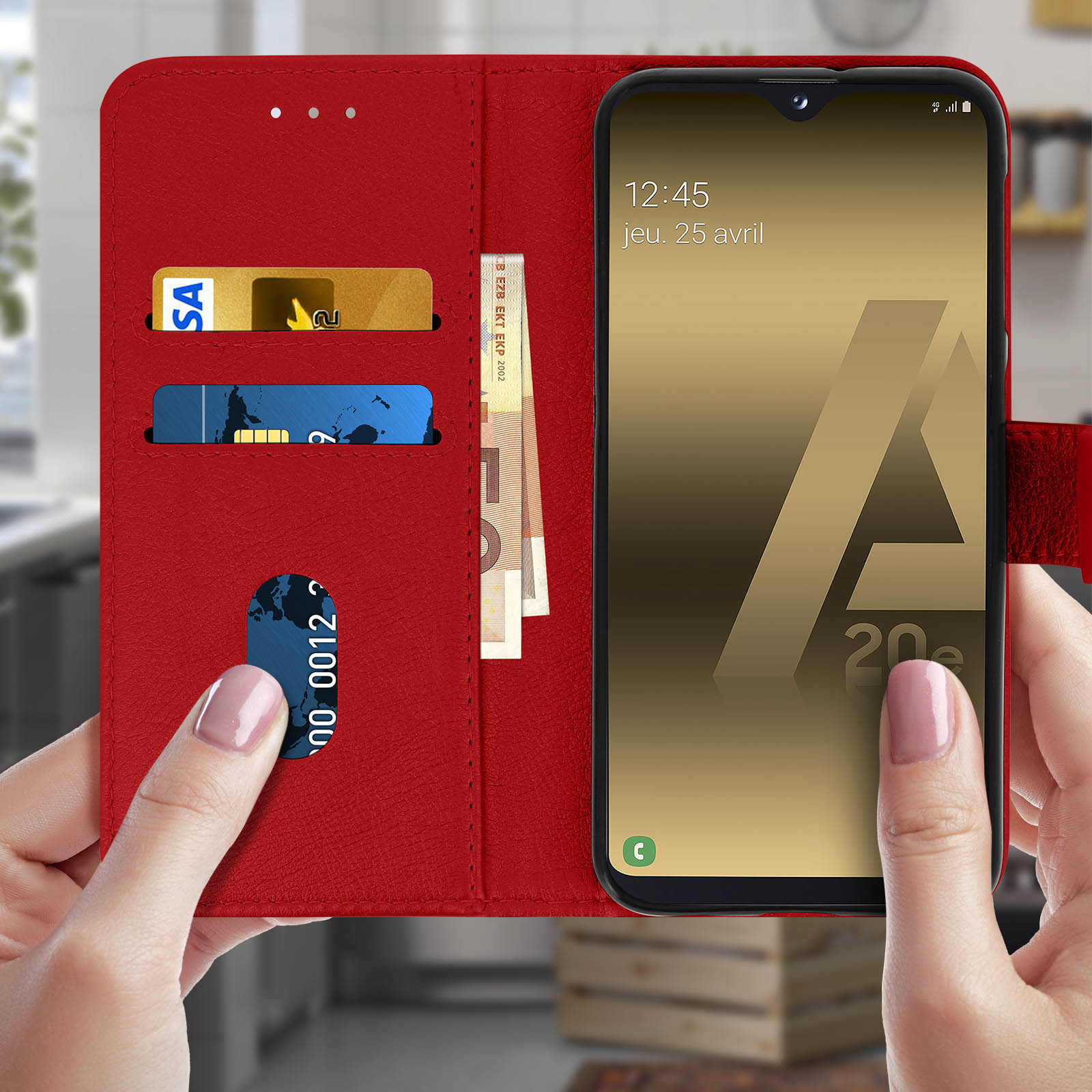 Een rode telefoonhoes, open, met een telefoon met een gouden scherm. Kaarten en geld zitten in de sleuven.