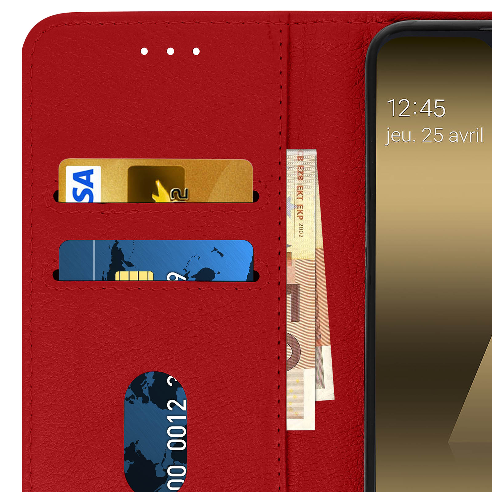 Rode telefoonhoes met kaarten, geld en een telefoon.
