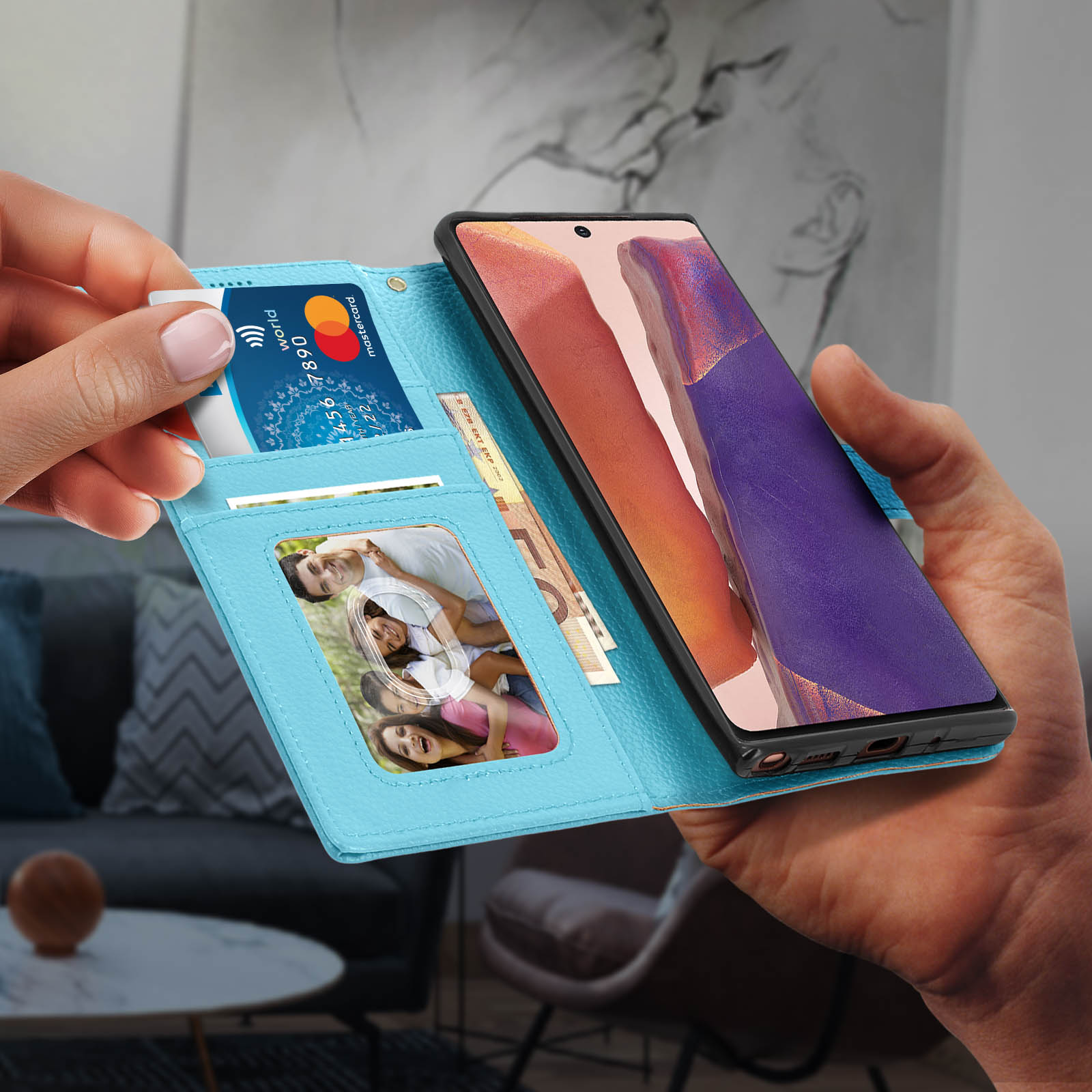 Mano che tiene aperta una custodia blu, rivelando un telefono con foto e denaro.