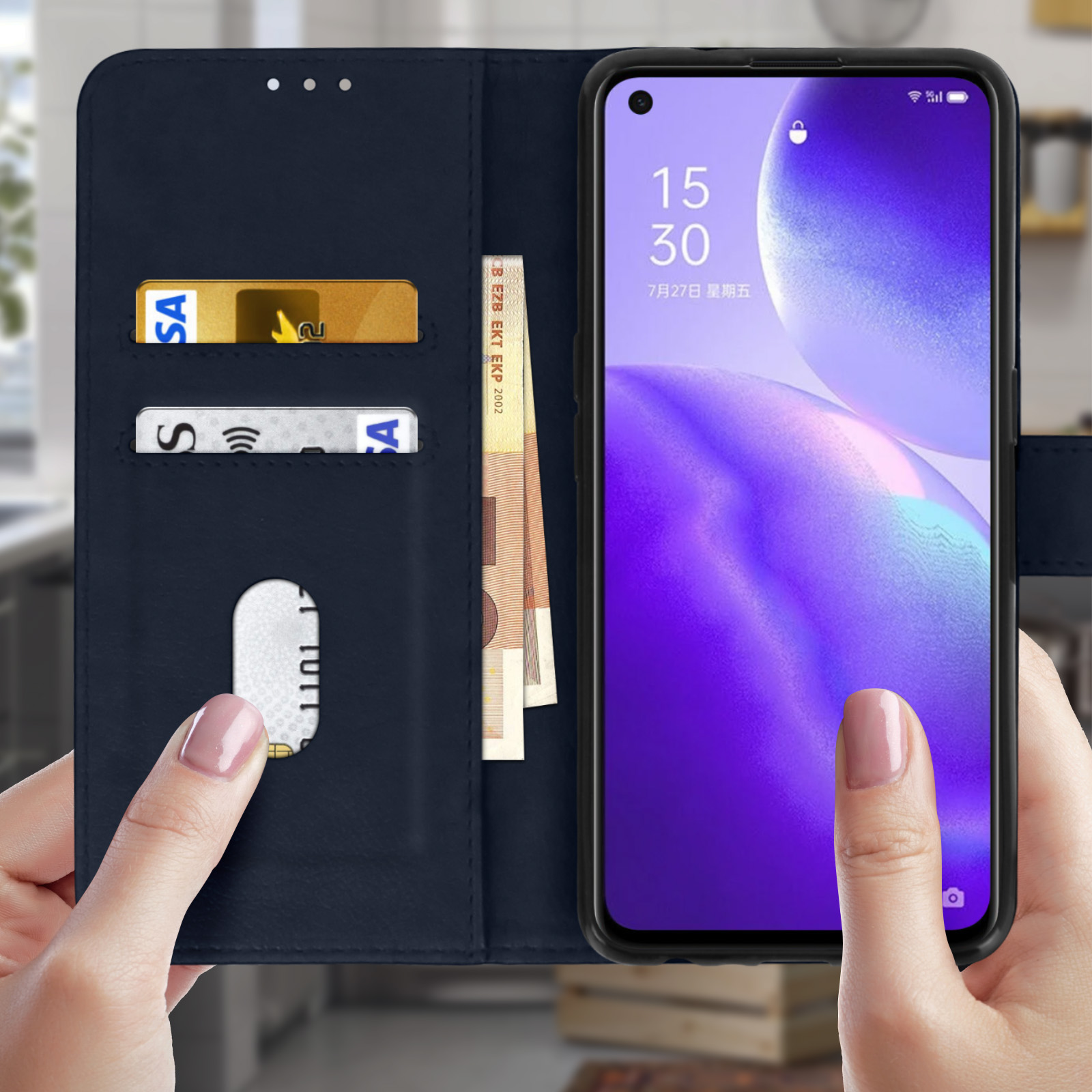 Custodia blu navy con carte e contanti. Il telefono mostra uno schermo viola con l'ora. Le mani tengono la custodia.