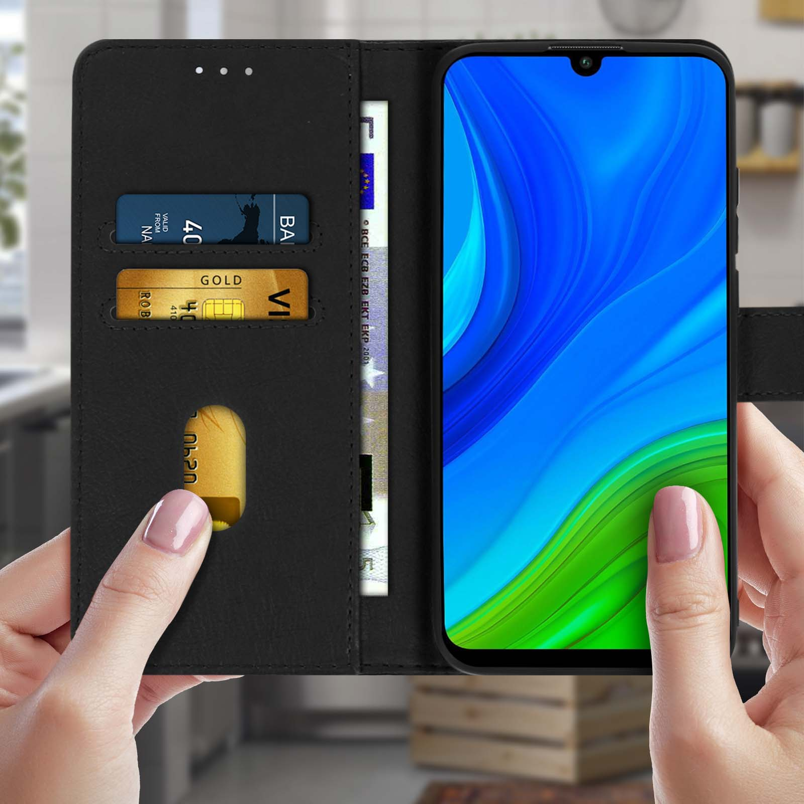Coque de téléphone noire avec cartes de crédit et téléphone. Le téléphone affiche un écran bleu.