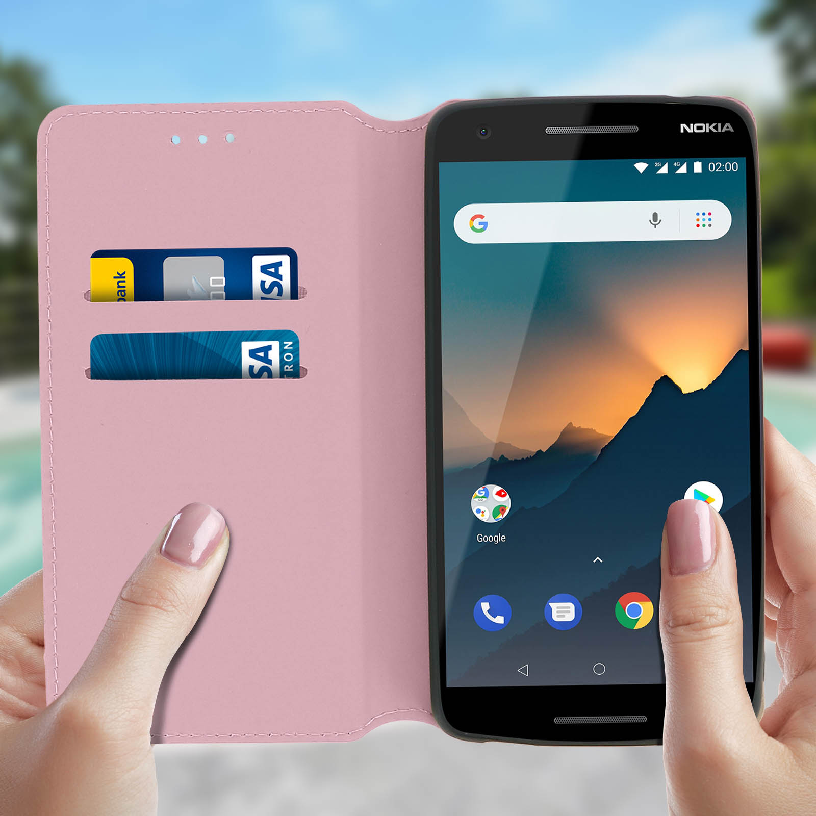 Mani che tengono una custodia rosa. Il telefono mostra la barra di ricerca di Google e le icone delle app.