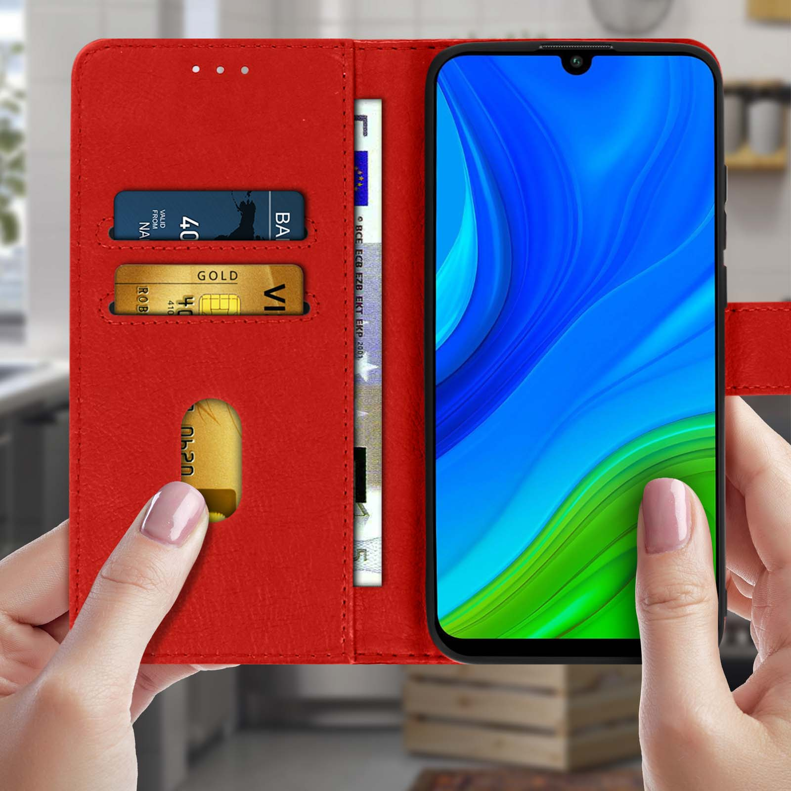 Custodia rossa con telefono e carte. Mani tengono aperta la custodia, rivelando lo schermo.