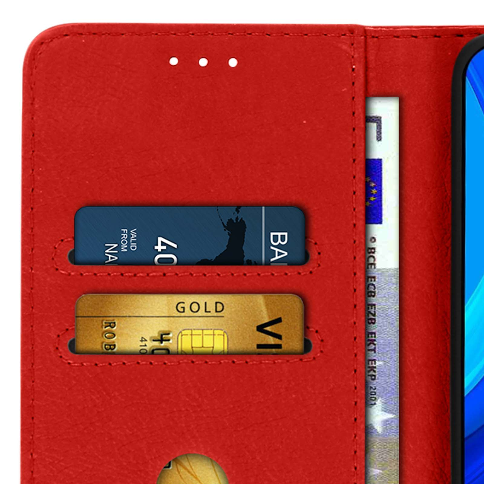 Custodia per telefono rossa aperta con carte e denaro nelle fessure. Il telefono non è visibile. Primo piano.