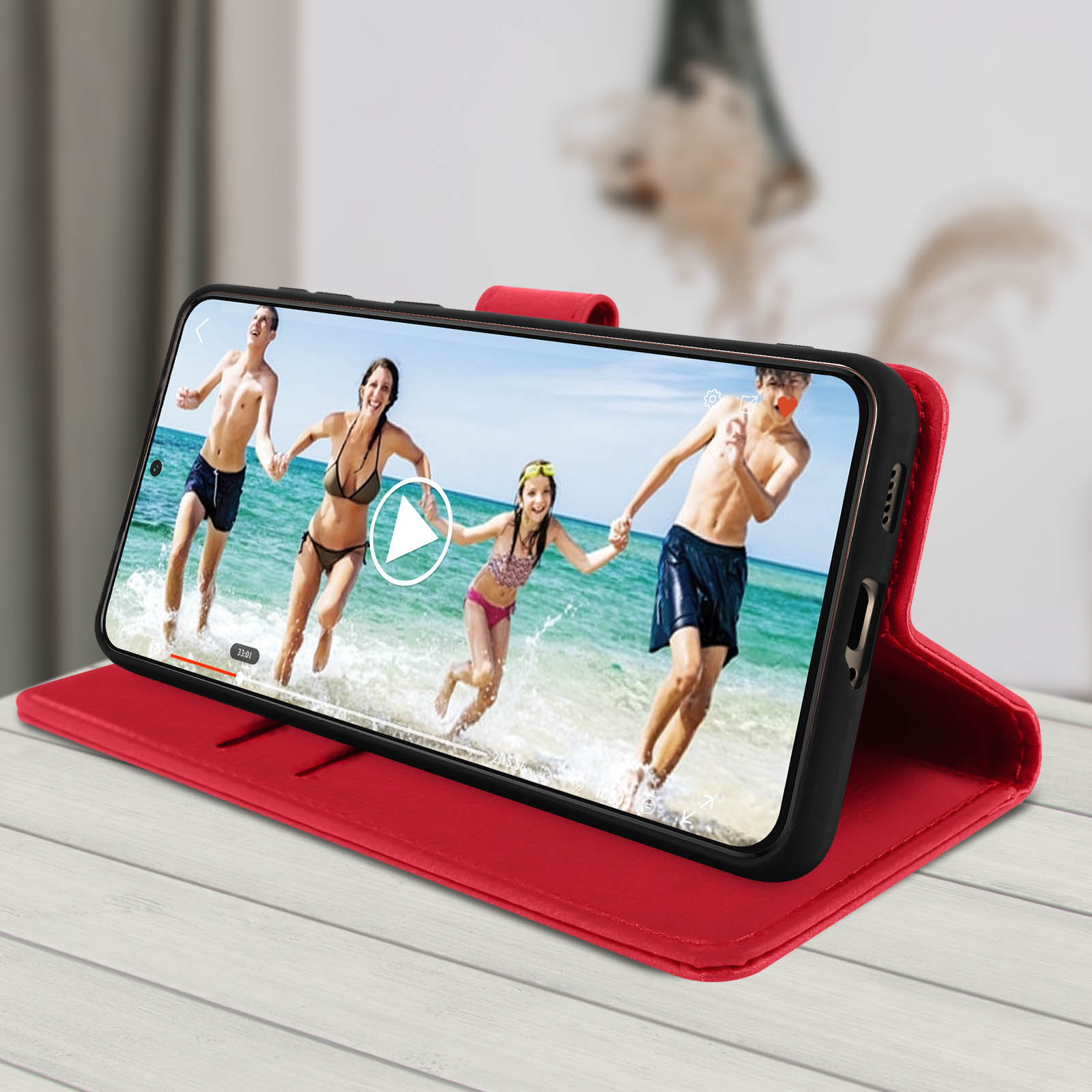 Custodia rossa aperta, mostra video di persone in spiaggia. Mani tengono la custodia.