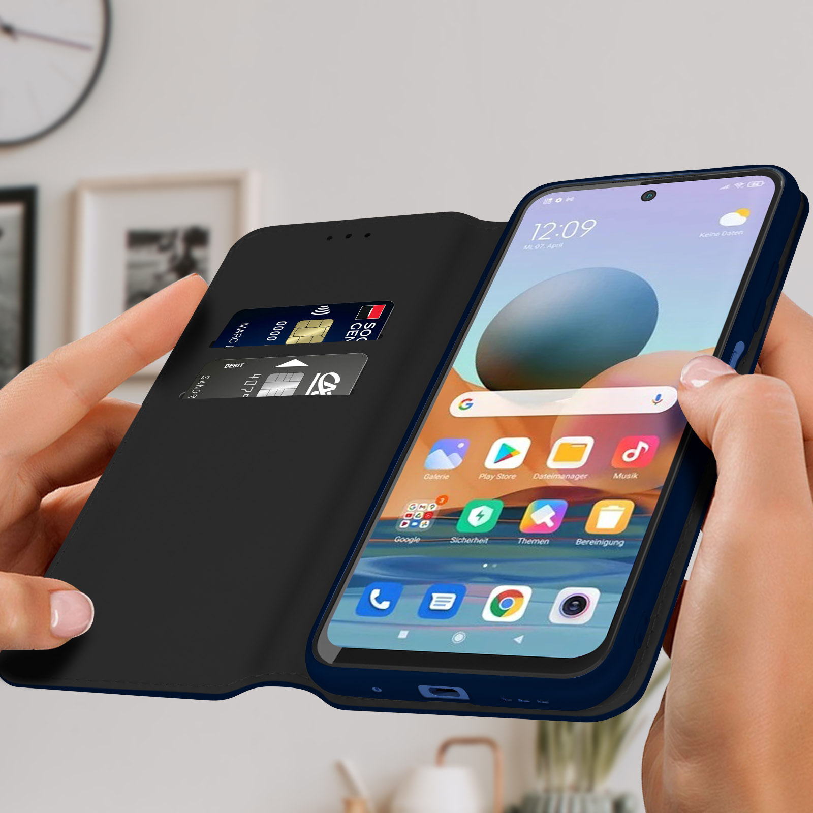 Handen houden een smartphone in een blauwe hoes vast, met de tijd en apps. Een portemonnee is ook zichtbaar.